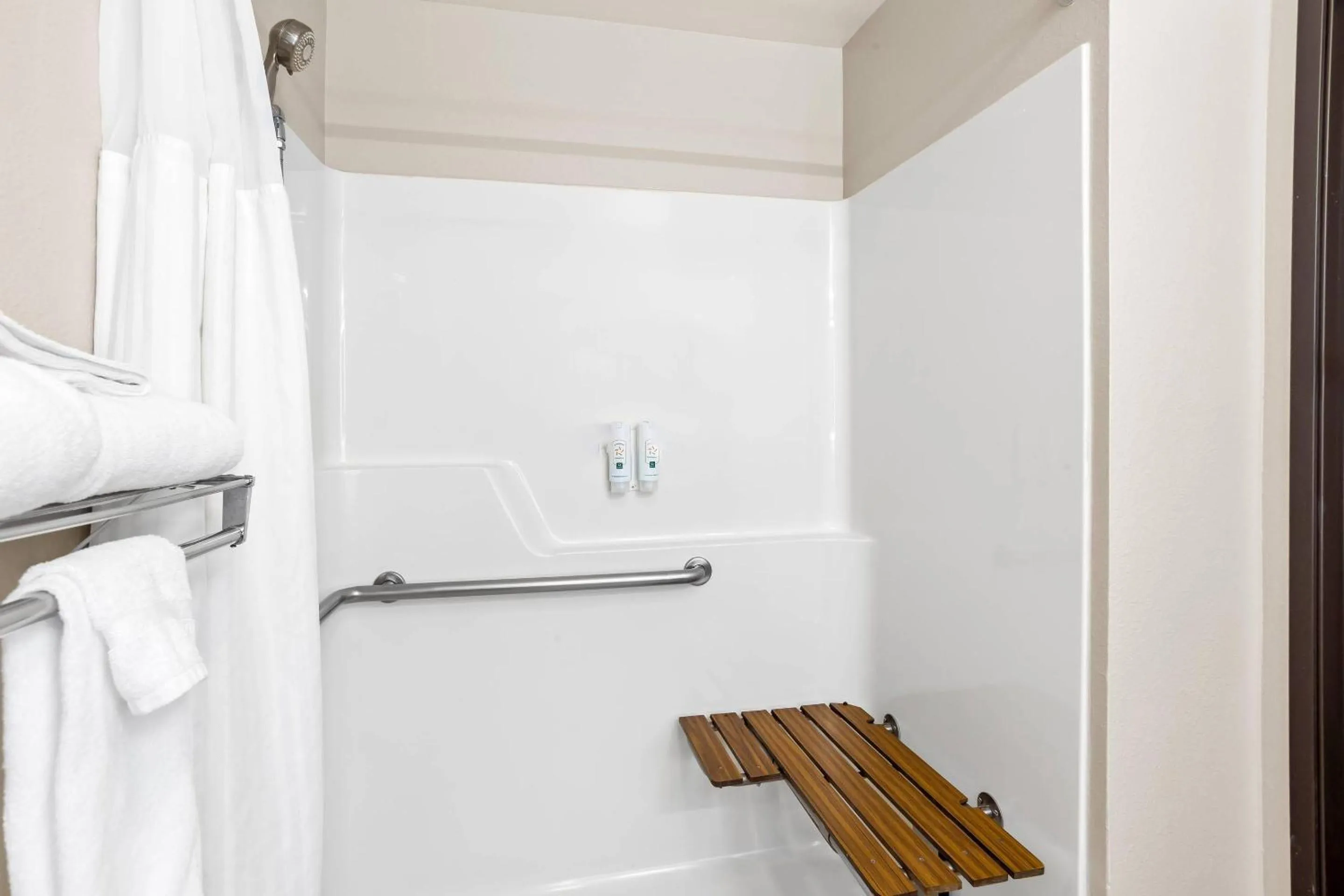 Bedroom in Quality Inn Port Orchard