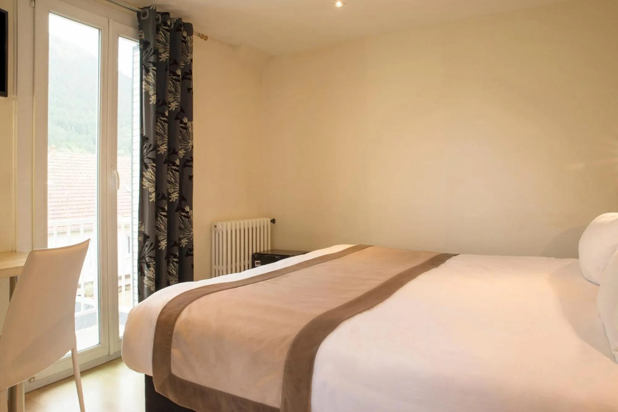 Bedroom, Bed in The Originals Boutique, Hôtel du Pont Roupt, Mende