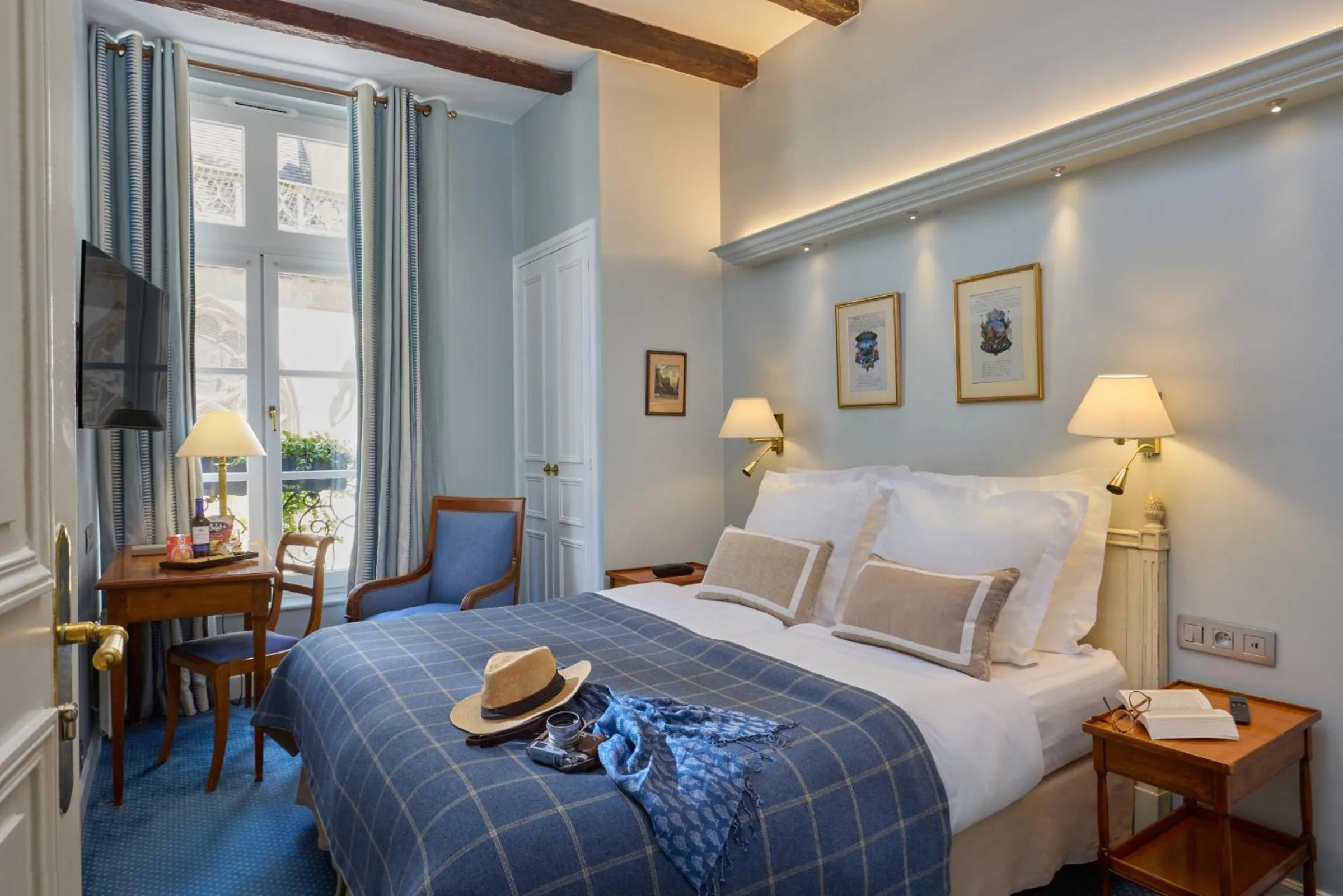 Photo of the whole room, Bed in Relais Du Louvre