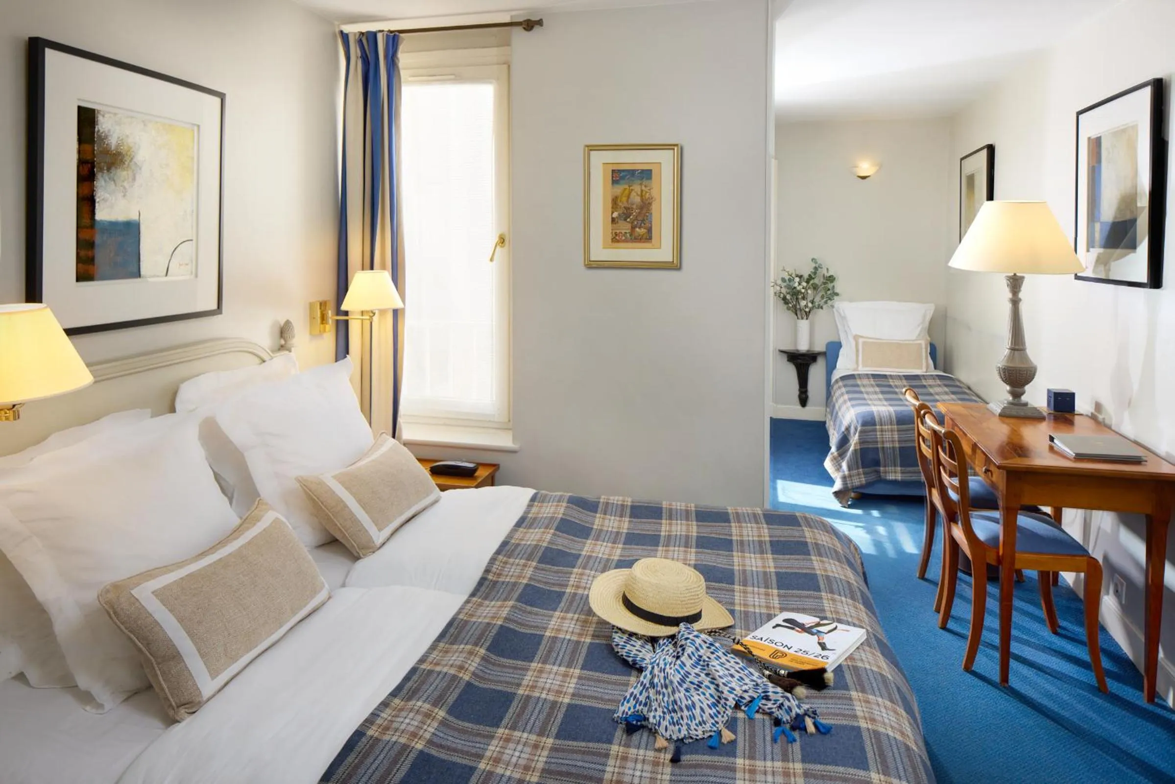 Photo of the whole room, Bed in Relais Du Louvre