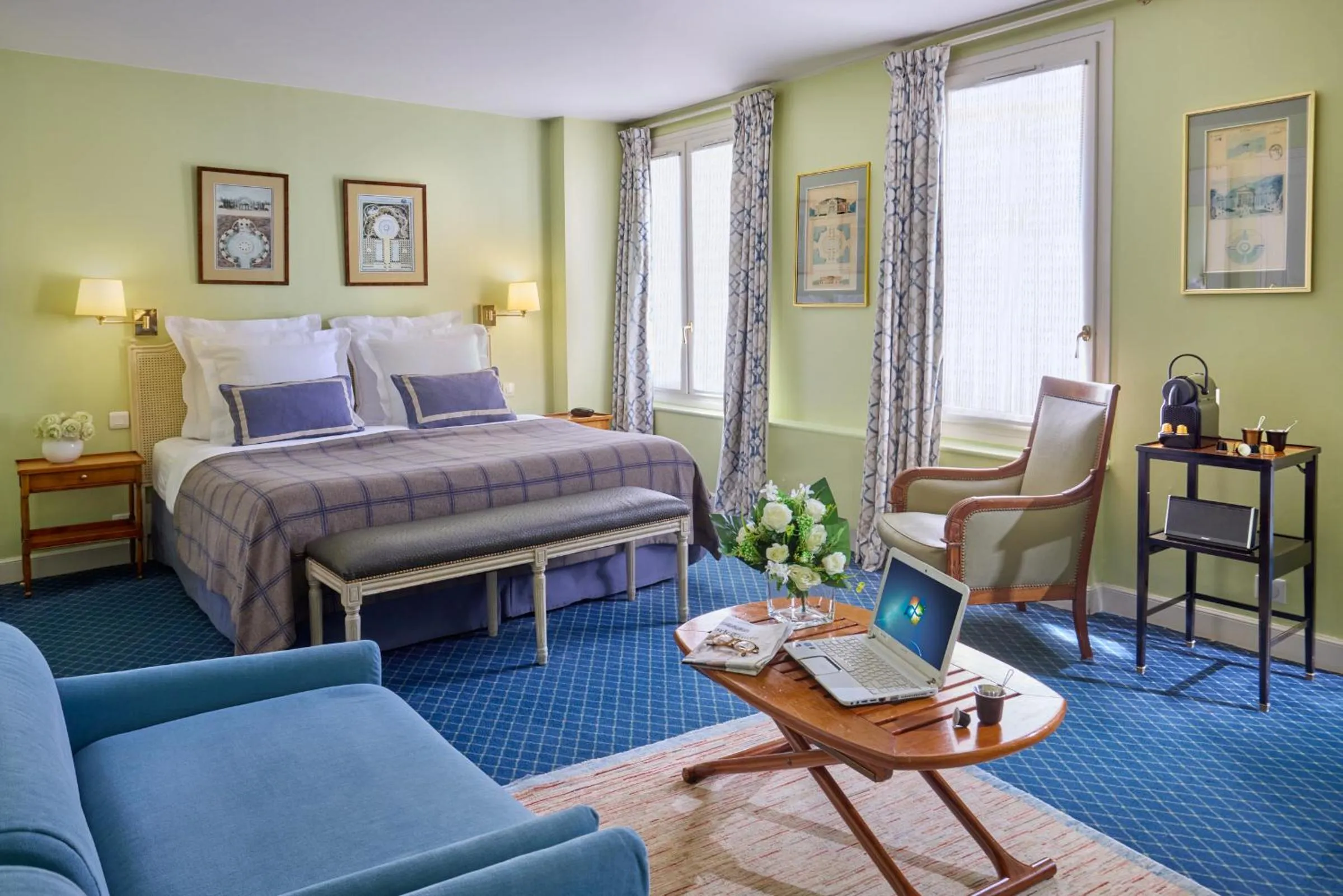 Photo of the whole room, Bed in Relais Du Louvre