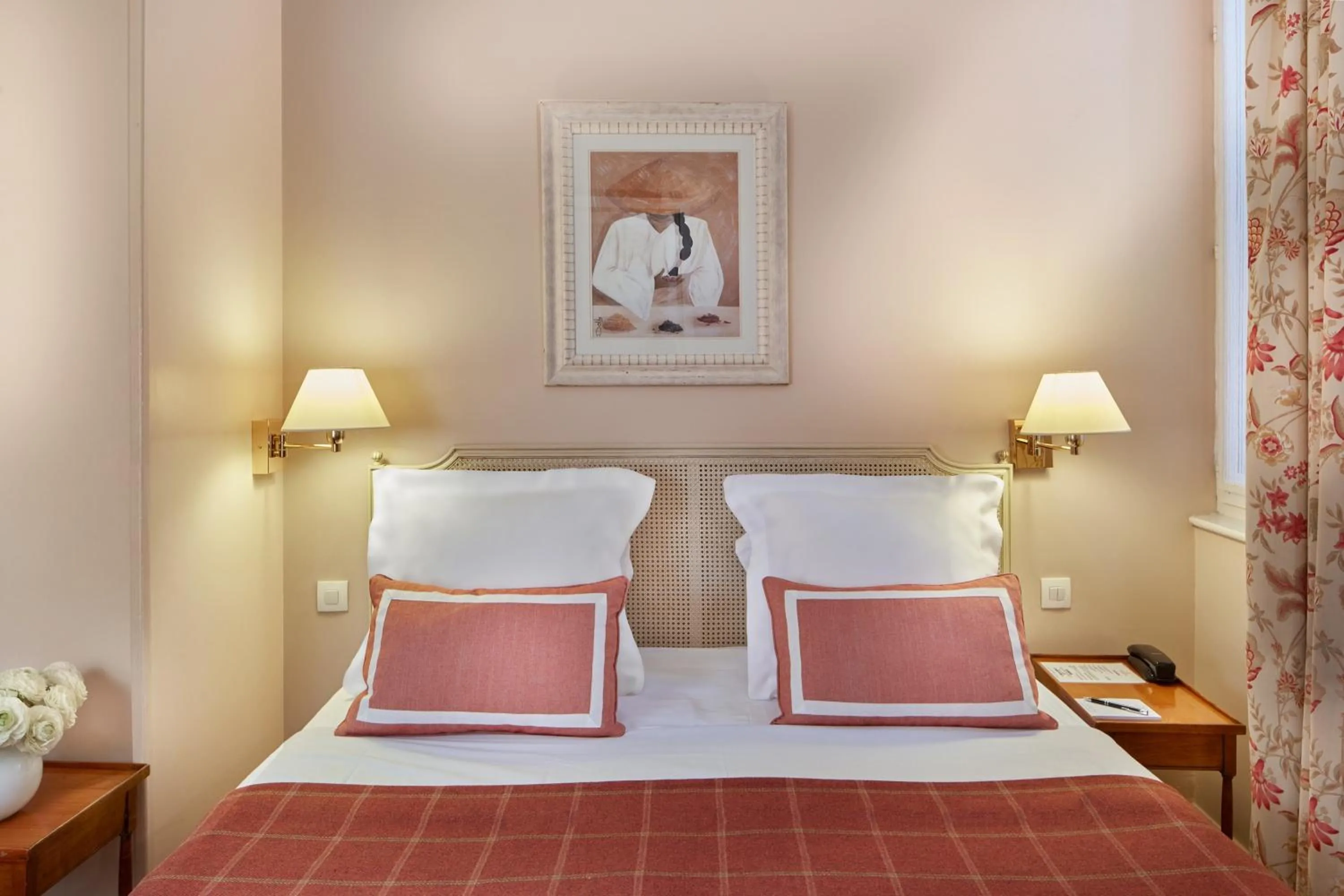 Photo of the whole room, Bed in Relais Du Louvre