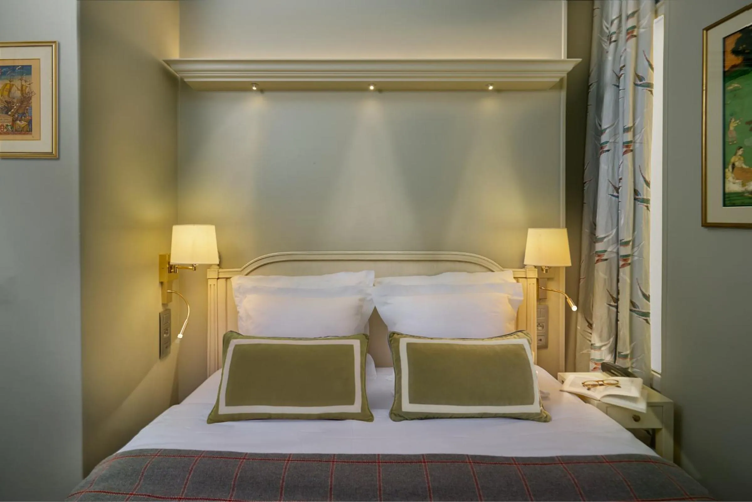 Photo of the whole room, Bed in Relais Du Louvre