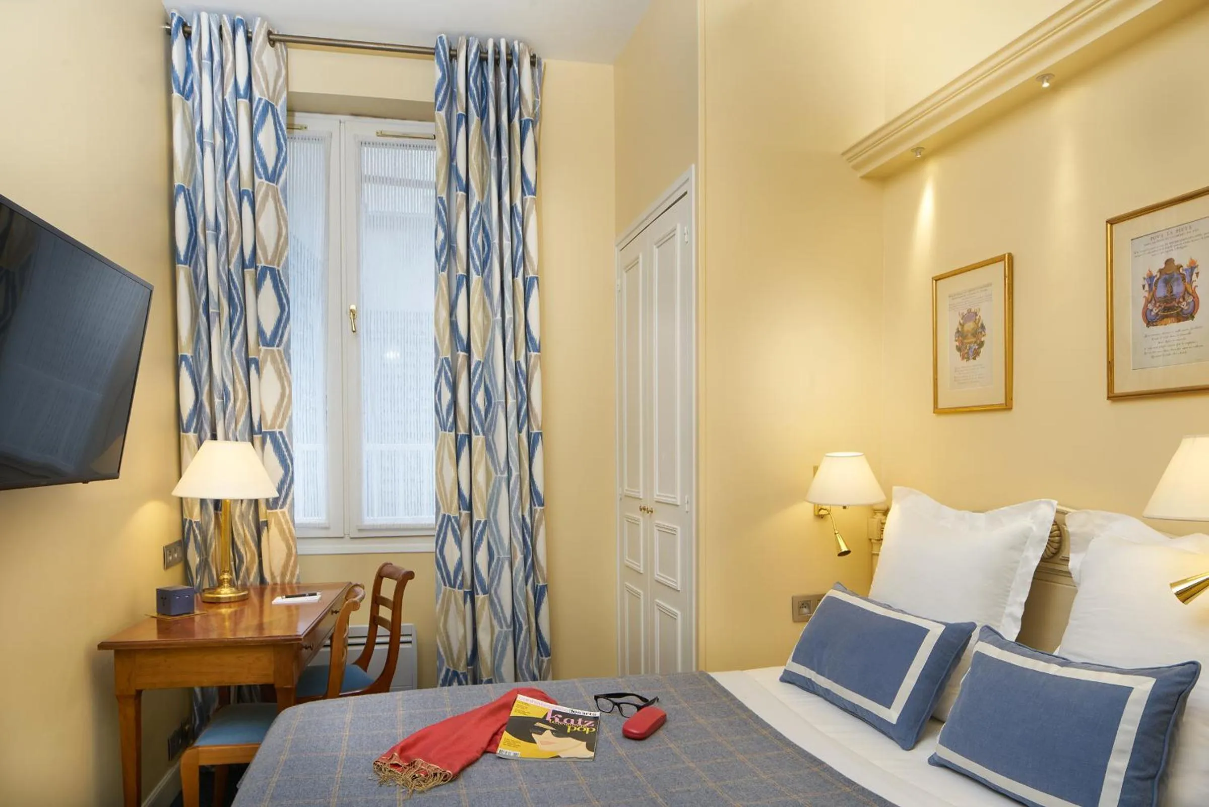 Bedroom, Bed in Relais Du Louvre