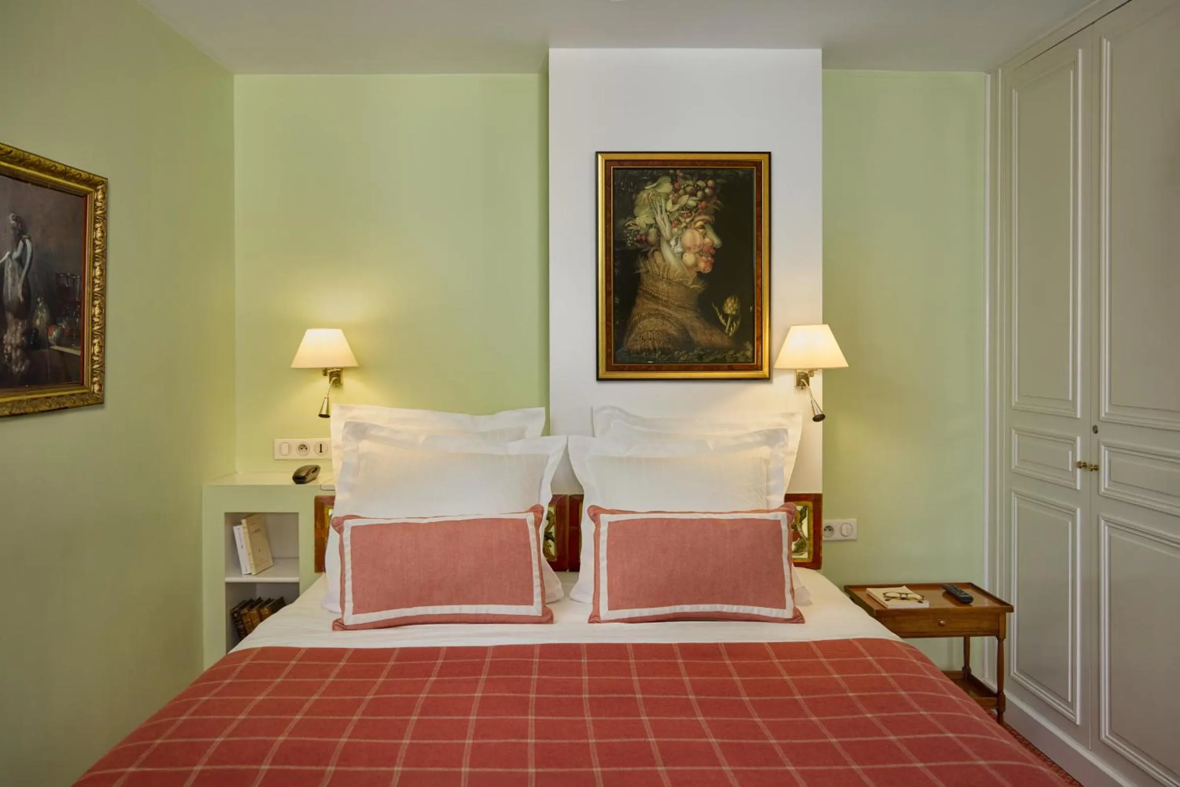 Photo of the whole room, Bed in Relais Du Louvre