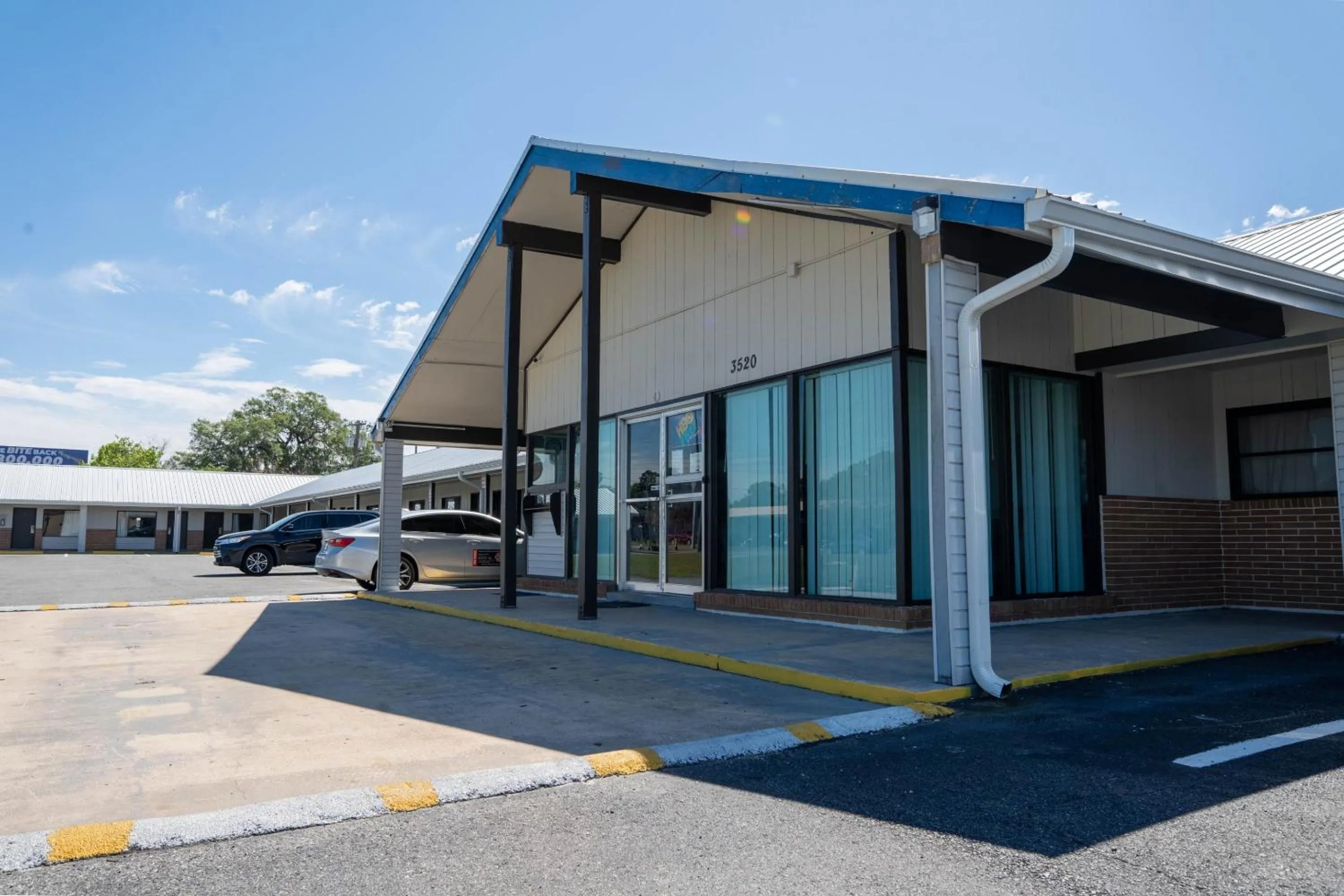 Facade/entrance in OYO Hotel Ocala, FL I-75