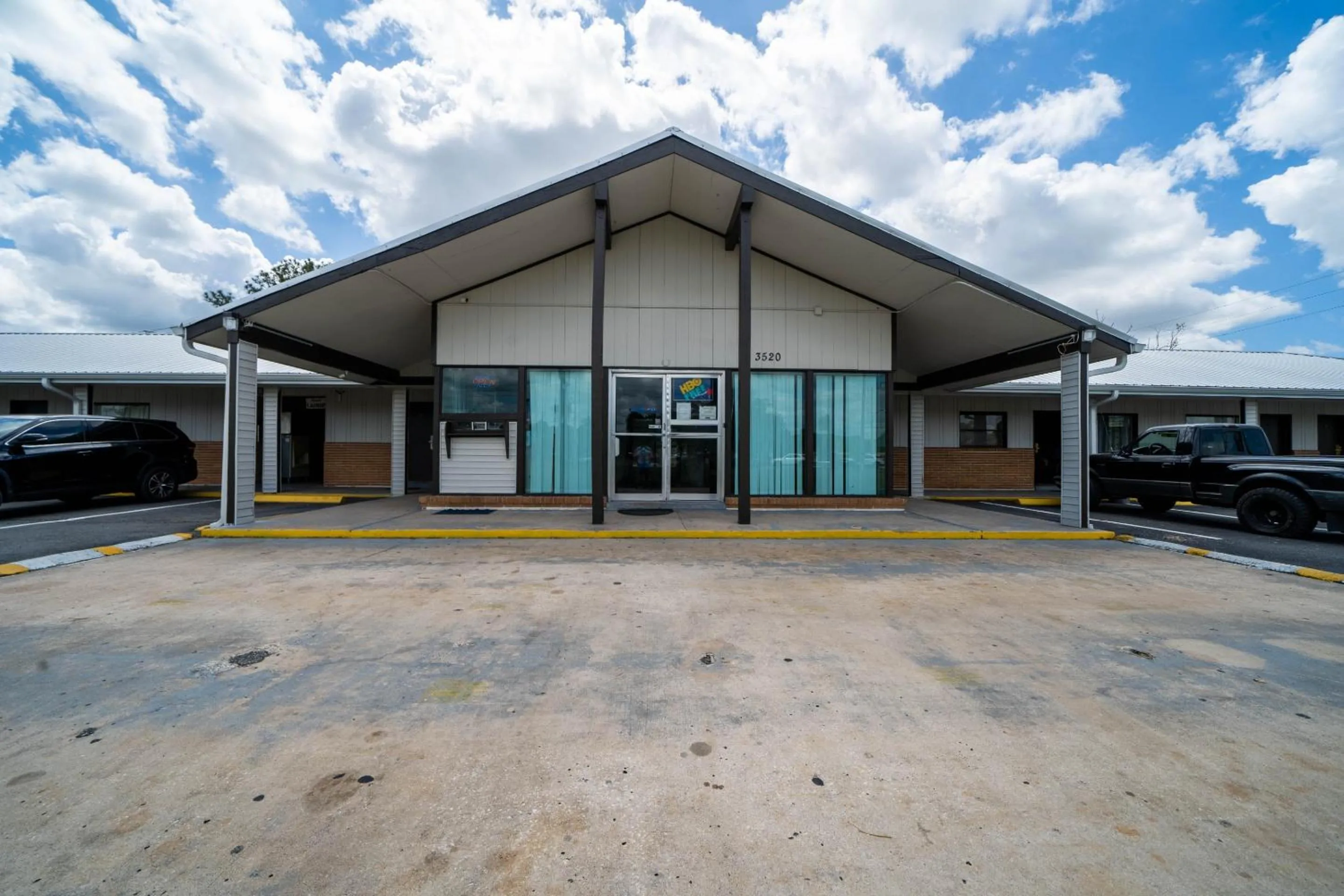 Facade/entrance in OYO Hotel Ocala, FL I-75