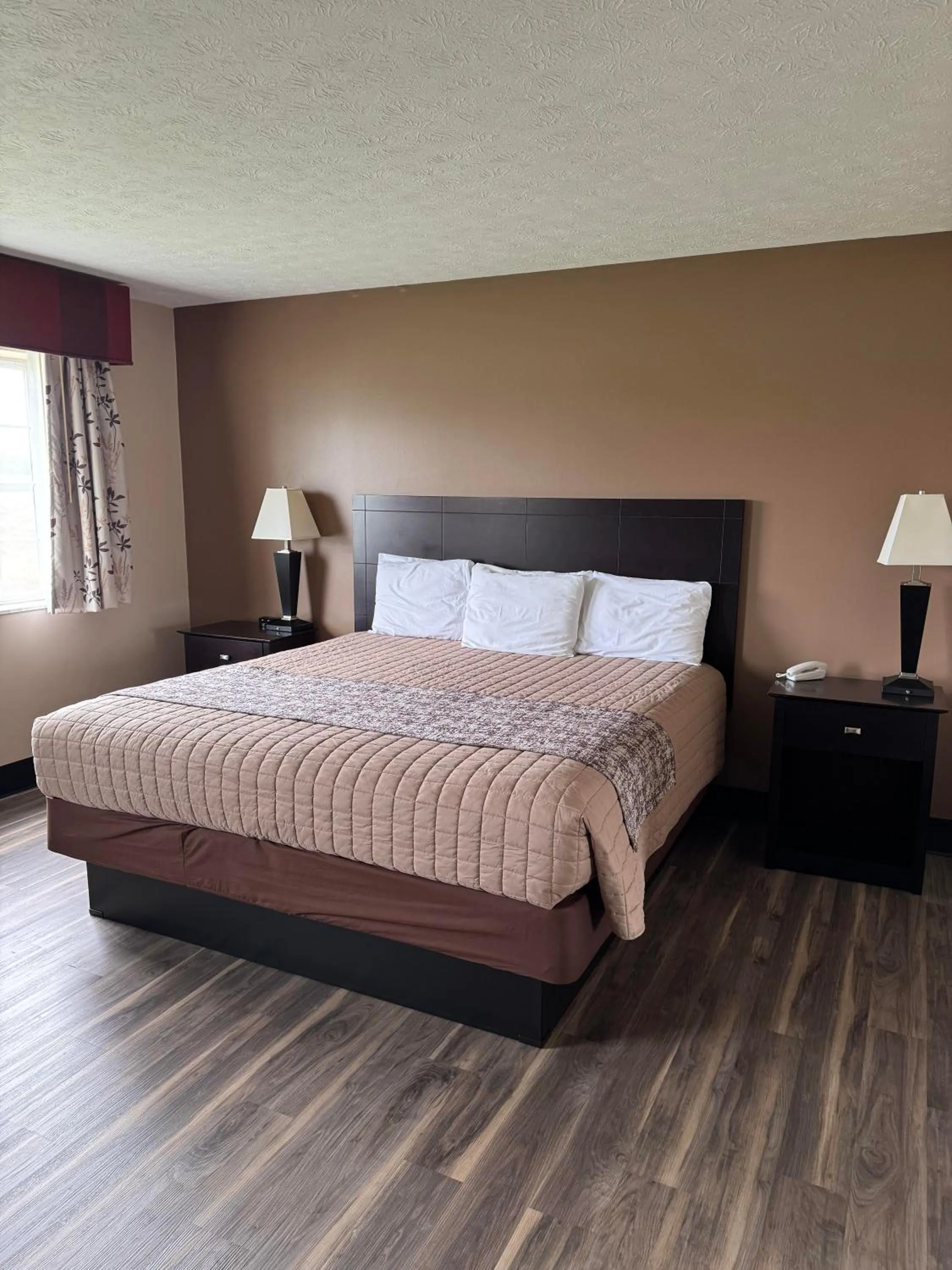 Bed in The Woodridge Inn