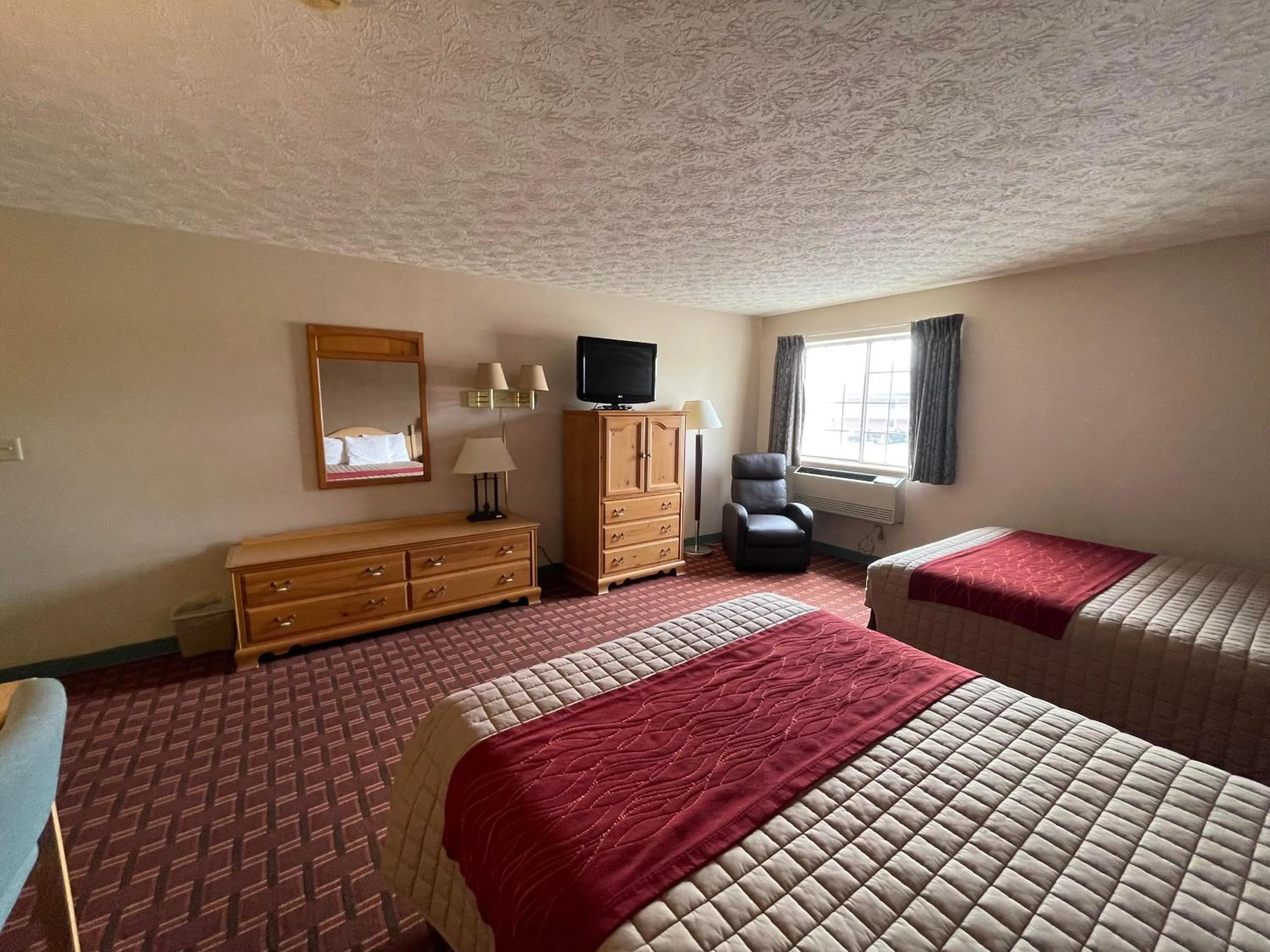 Photo of the whole room, Bed in The Woodridge Inn
