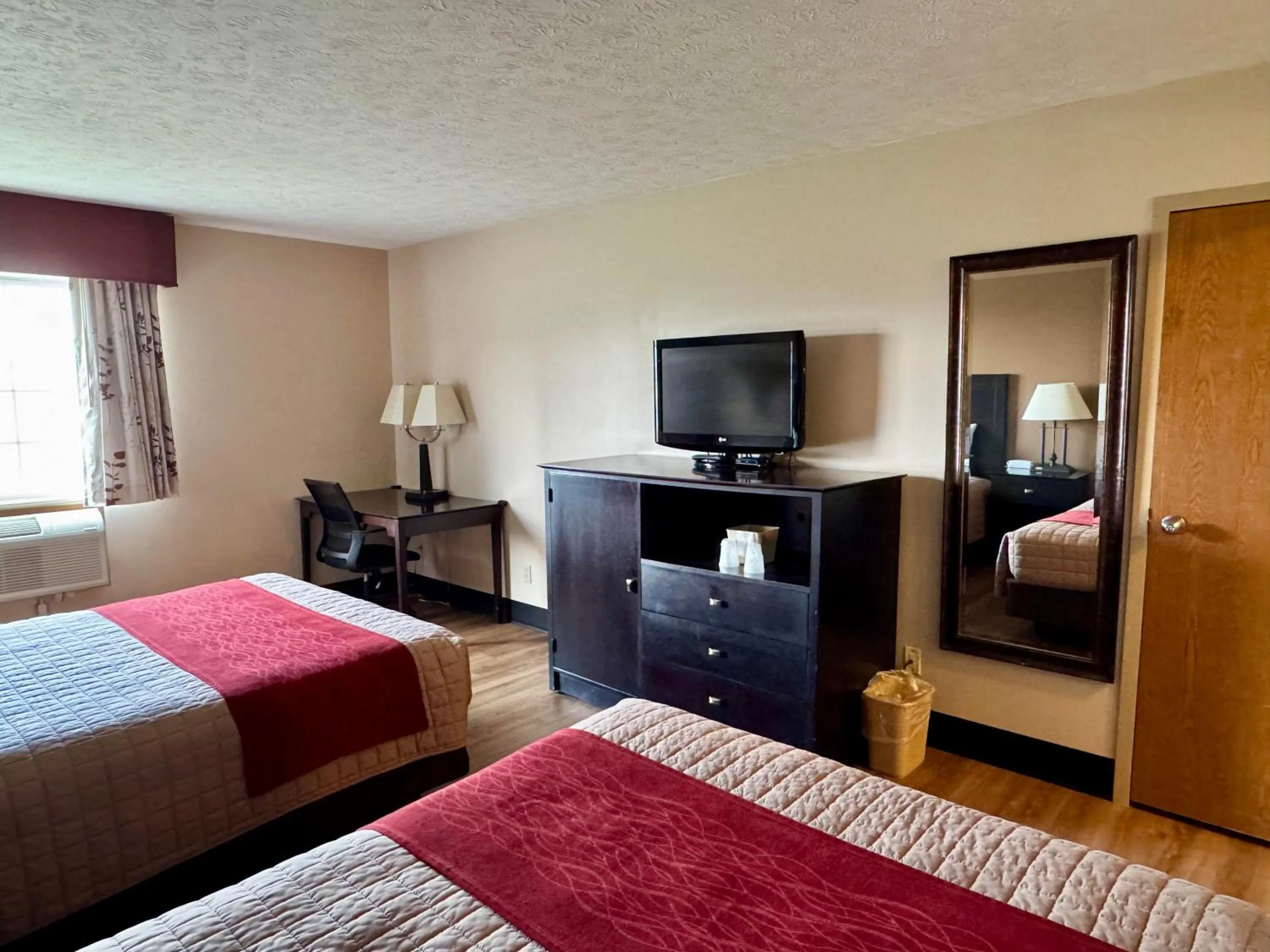 Bedroom, Bed in The Woodridge Inn