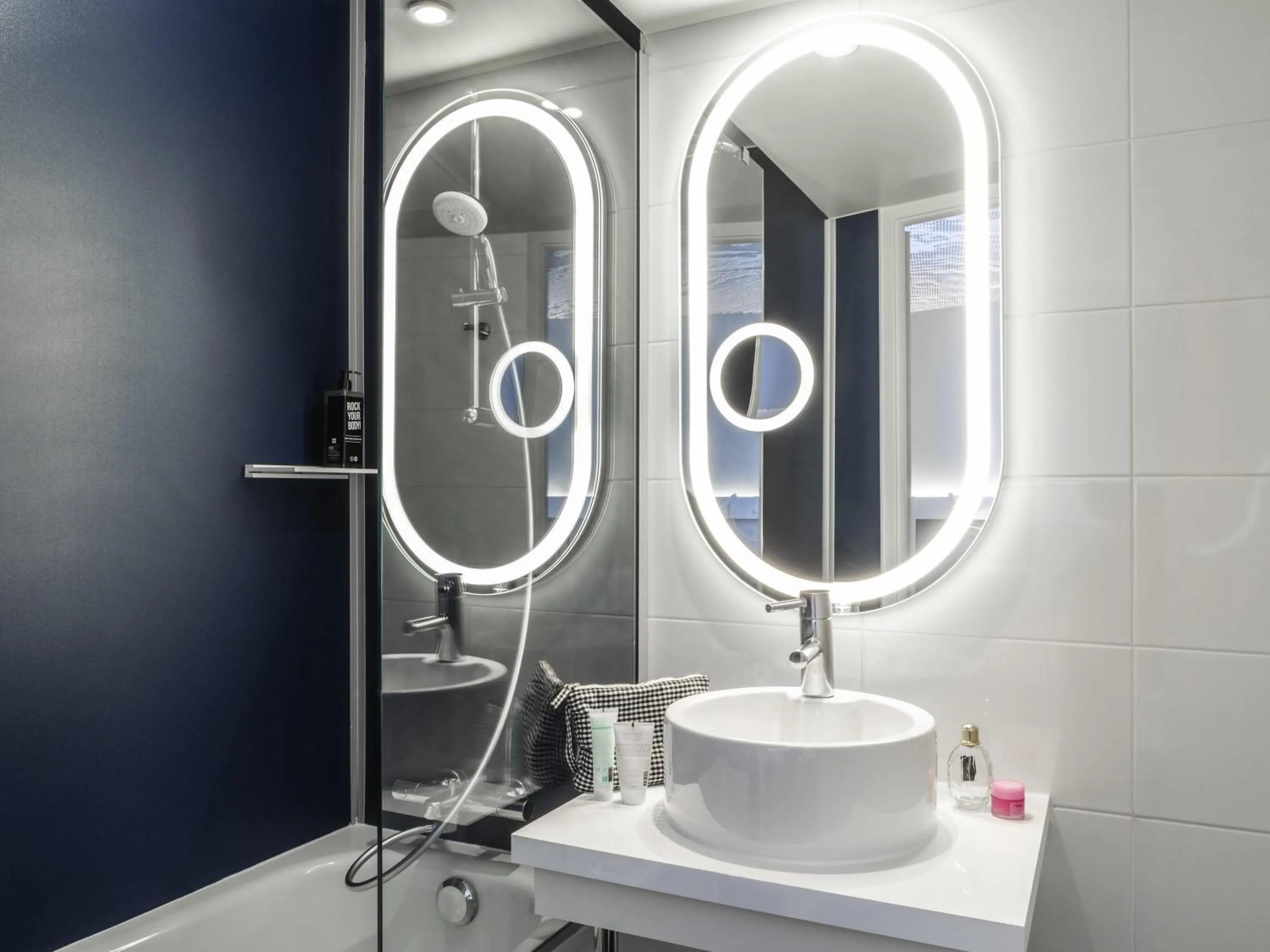 Bedroom in ibis Paris Nation Davout