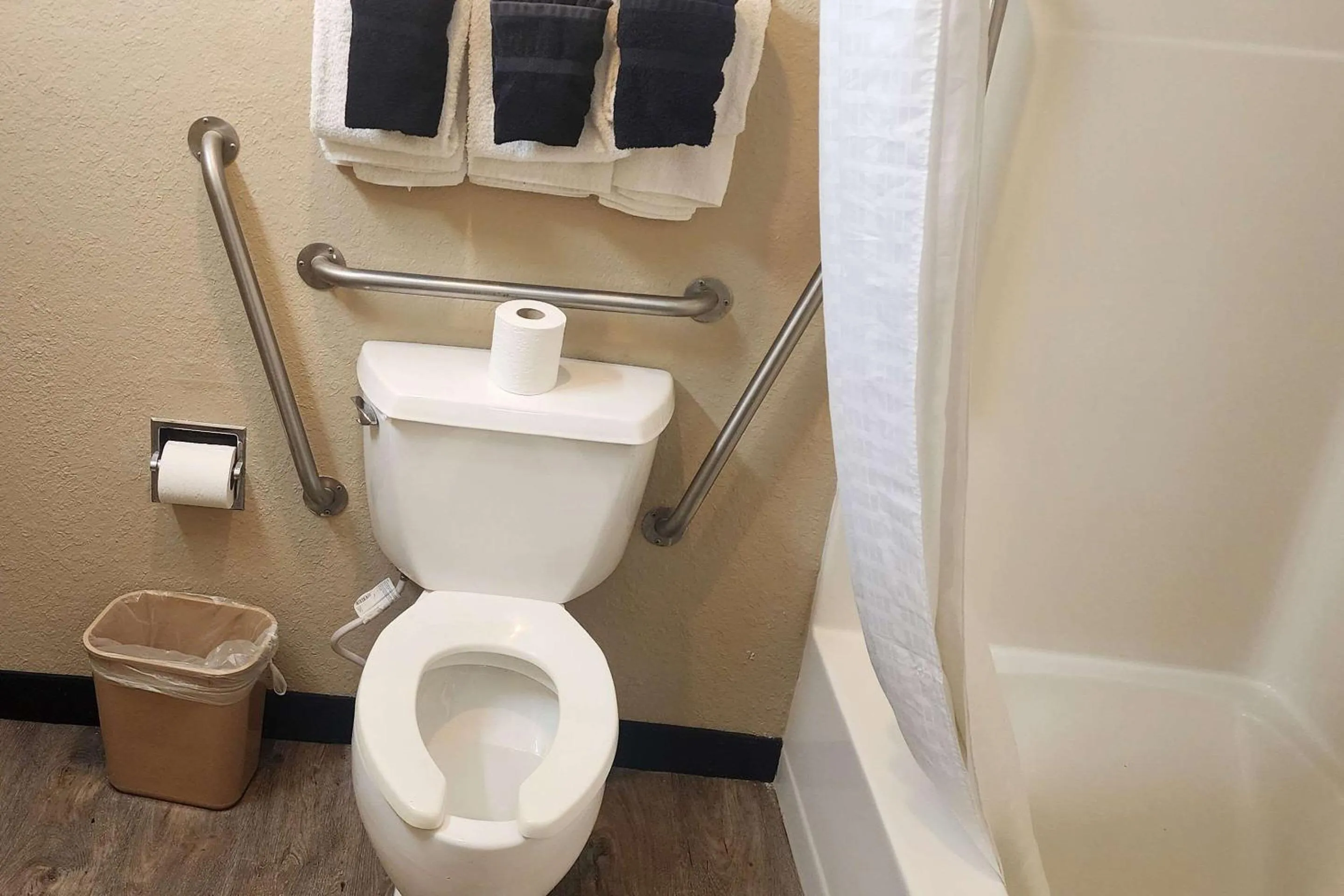 Bedroom in Econo Lodge