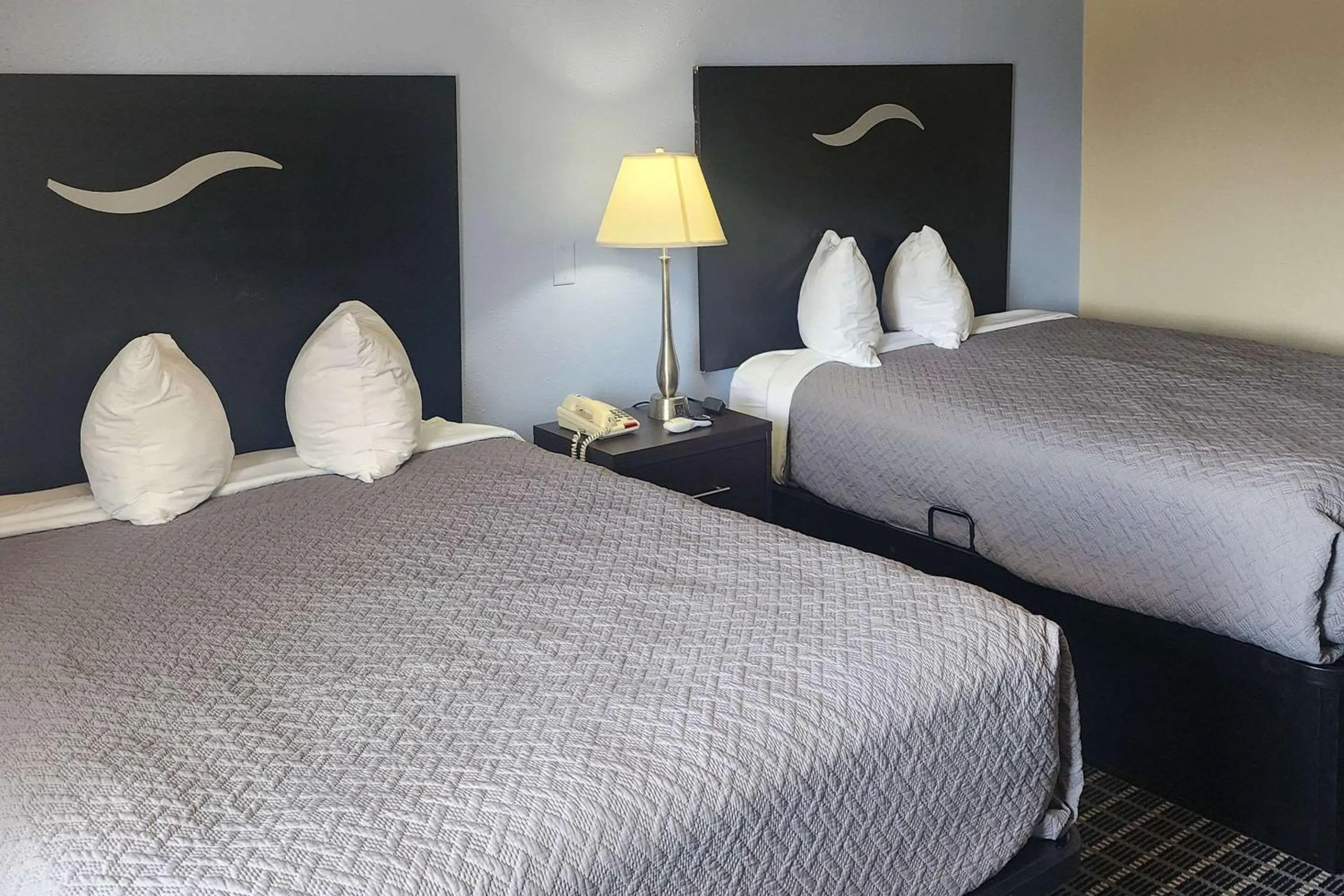 Bedroom in Econo Lodge