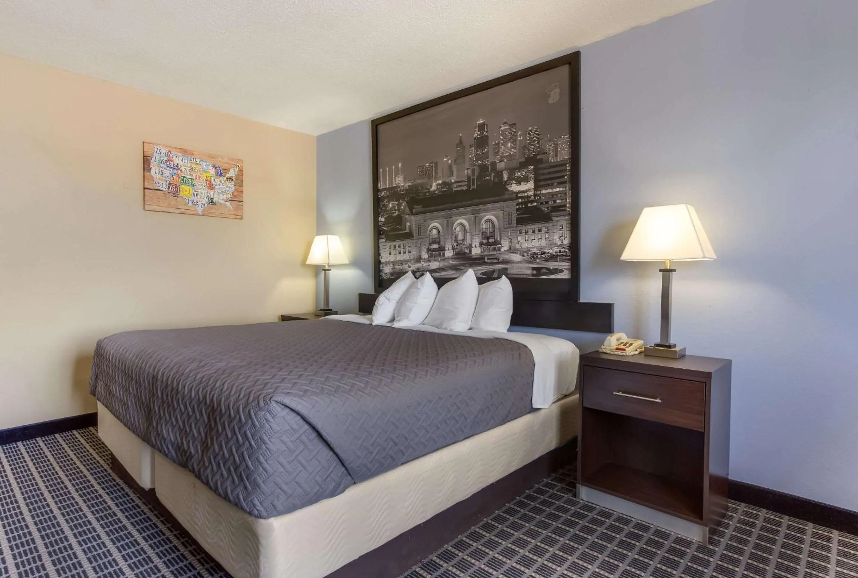 Bedroom in Econo Lodge