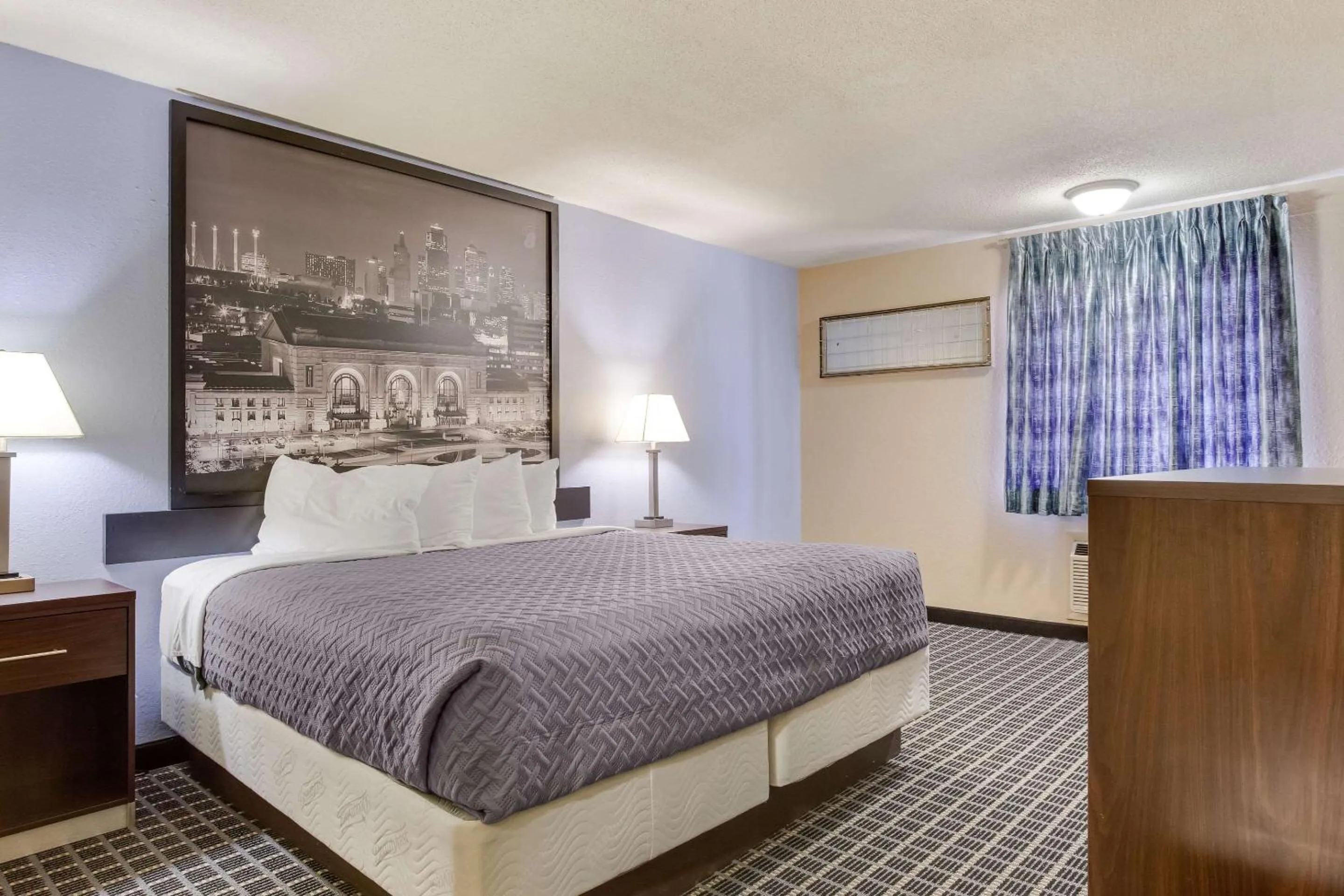 Bedroom in Econo Lodge