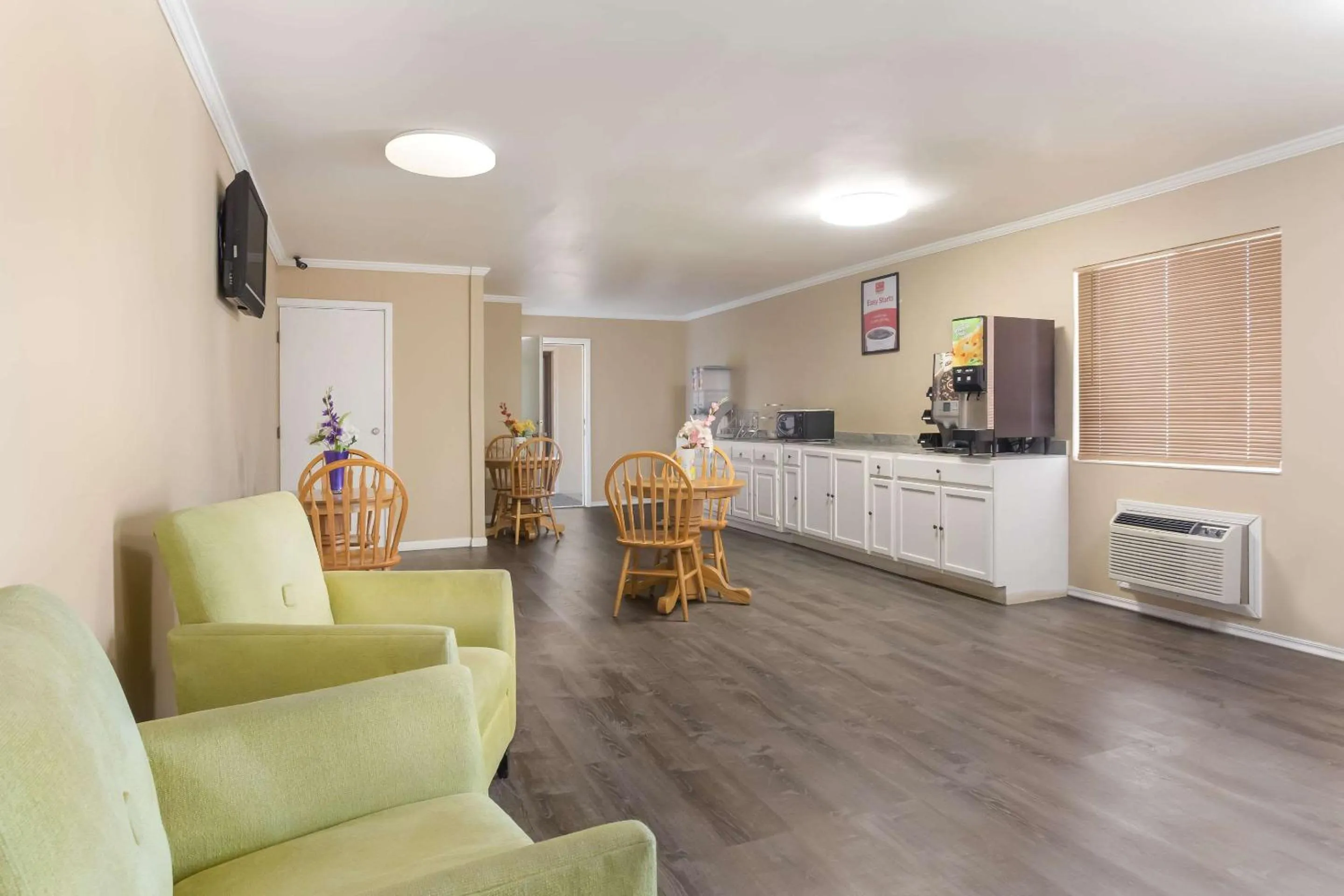 Breakfast in Econo Lodge