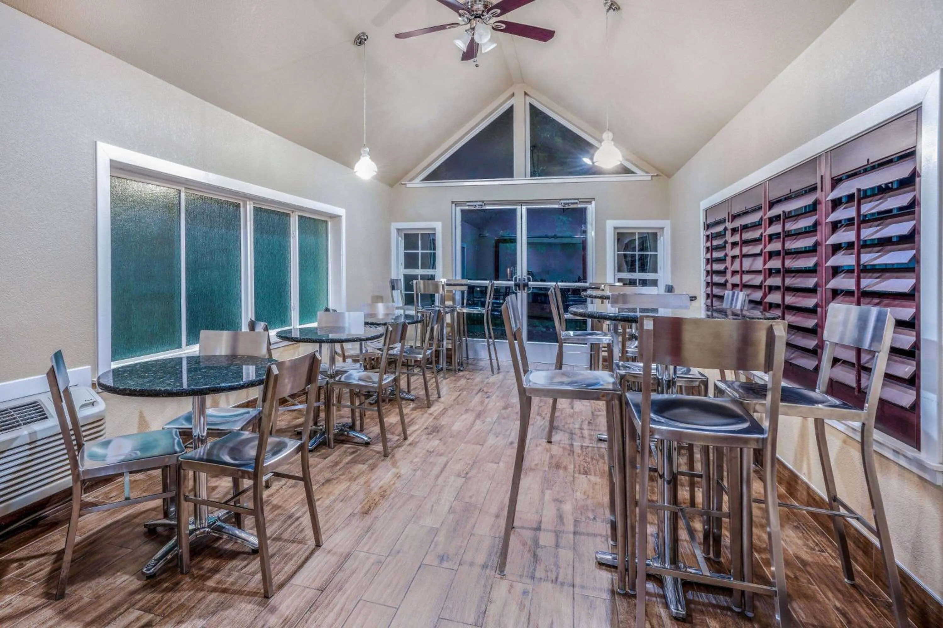 Breakfast in Days Inn & Suites by Wyndham Greeley