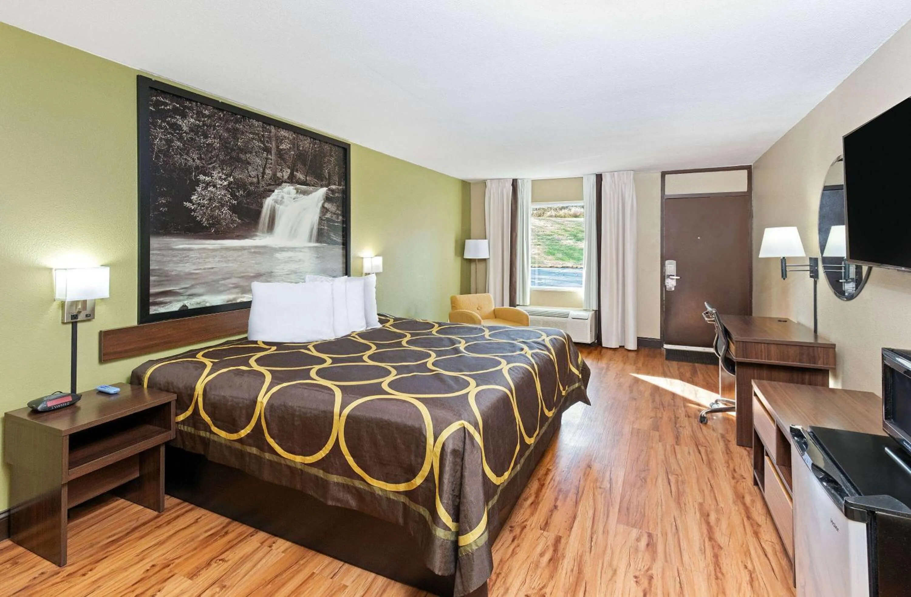 Photo of the whole room, Bed in Super 8 by Wyndham Kingsport