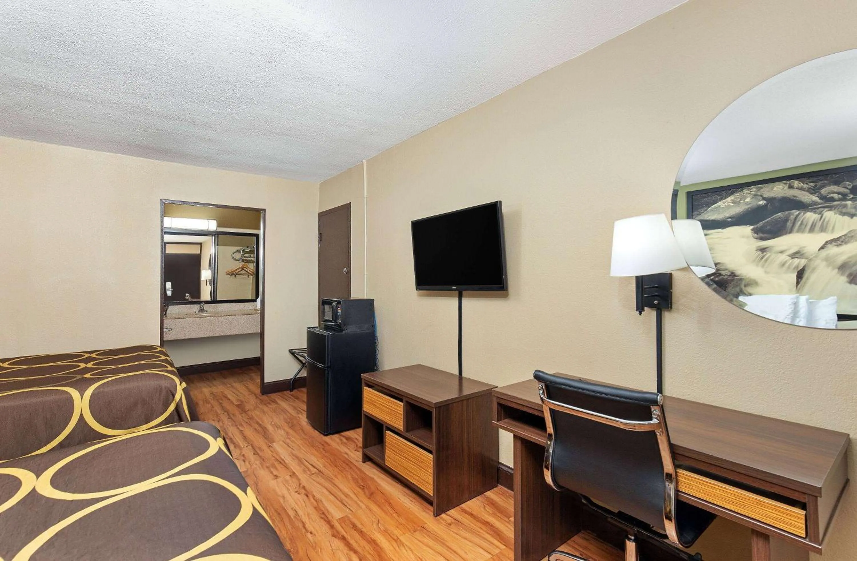 Photo of the whole room, Bed in Super 8 by Wyndham Kingsport