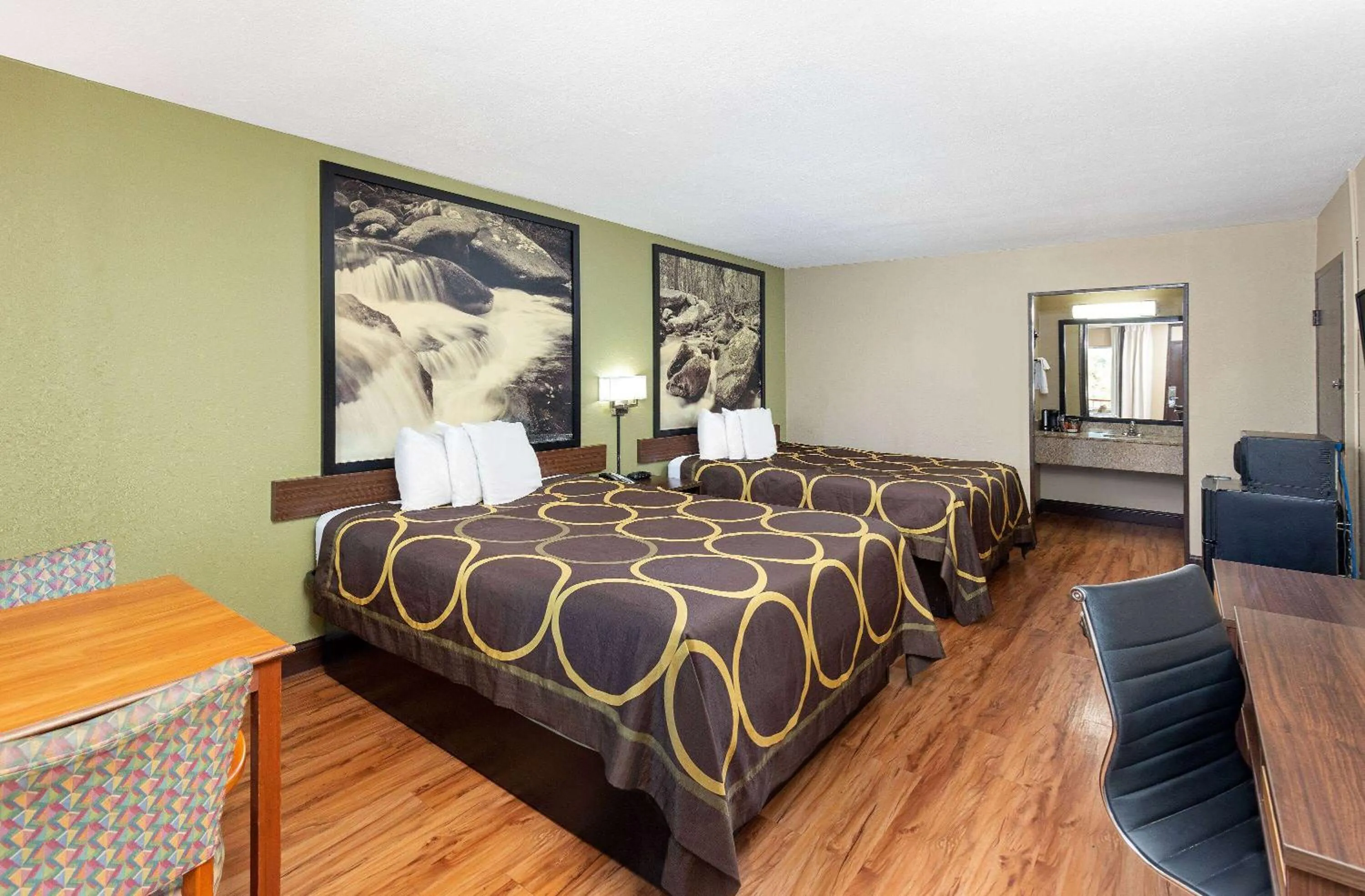 Photo of the whole room, Bed in Super 8 by Wyndham Kingsport