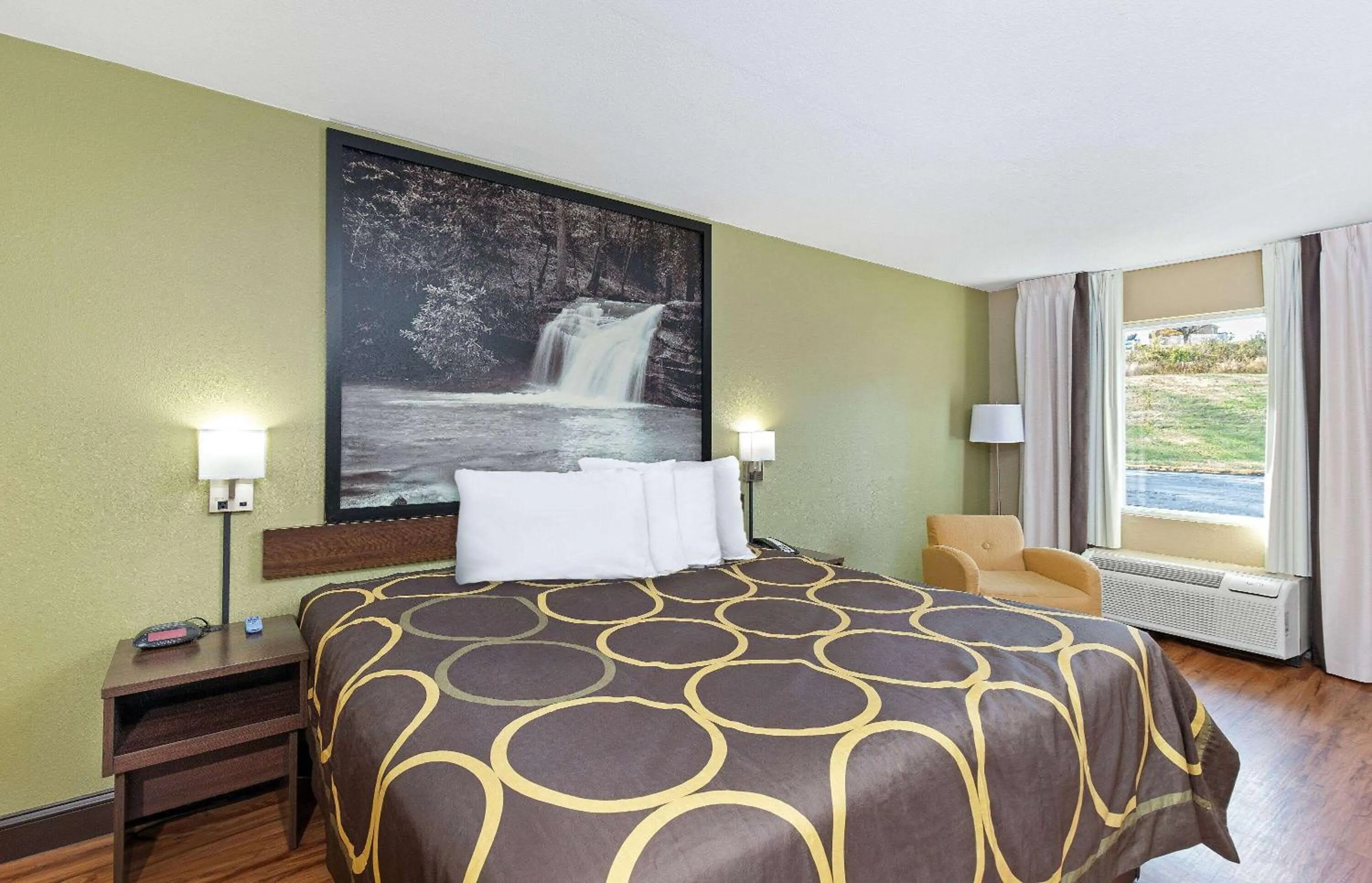 Photo of the whole room, Bed in Super 8 by Wyndham Kingsport