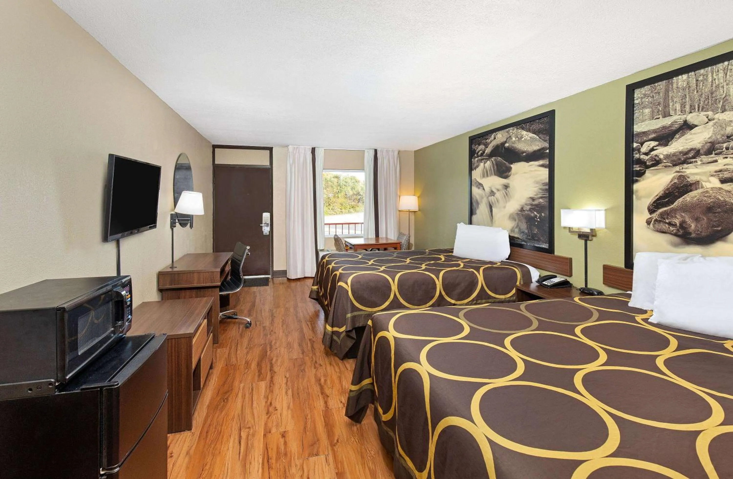 Photo of the whole room, Bed in Super 8 by Wyndham Kingsport