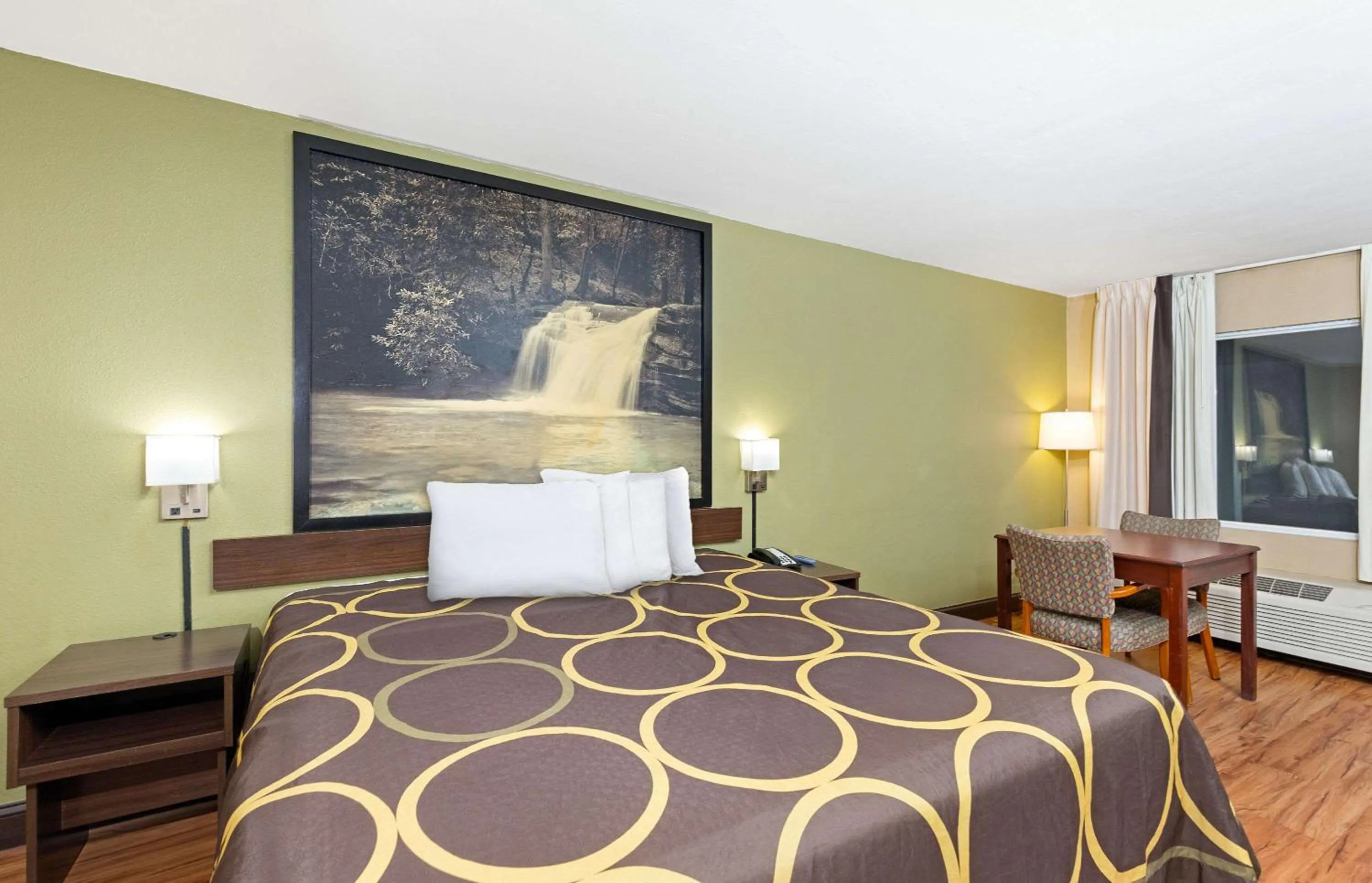 Bedroom, Bed in Super 8 by Wyndham Kingsport