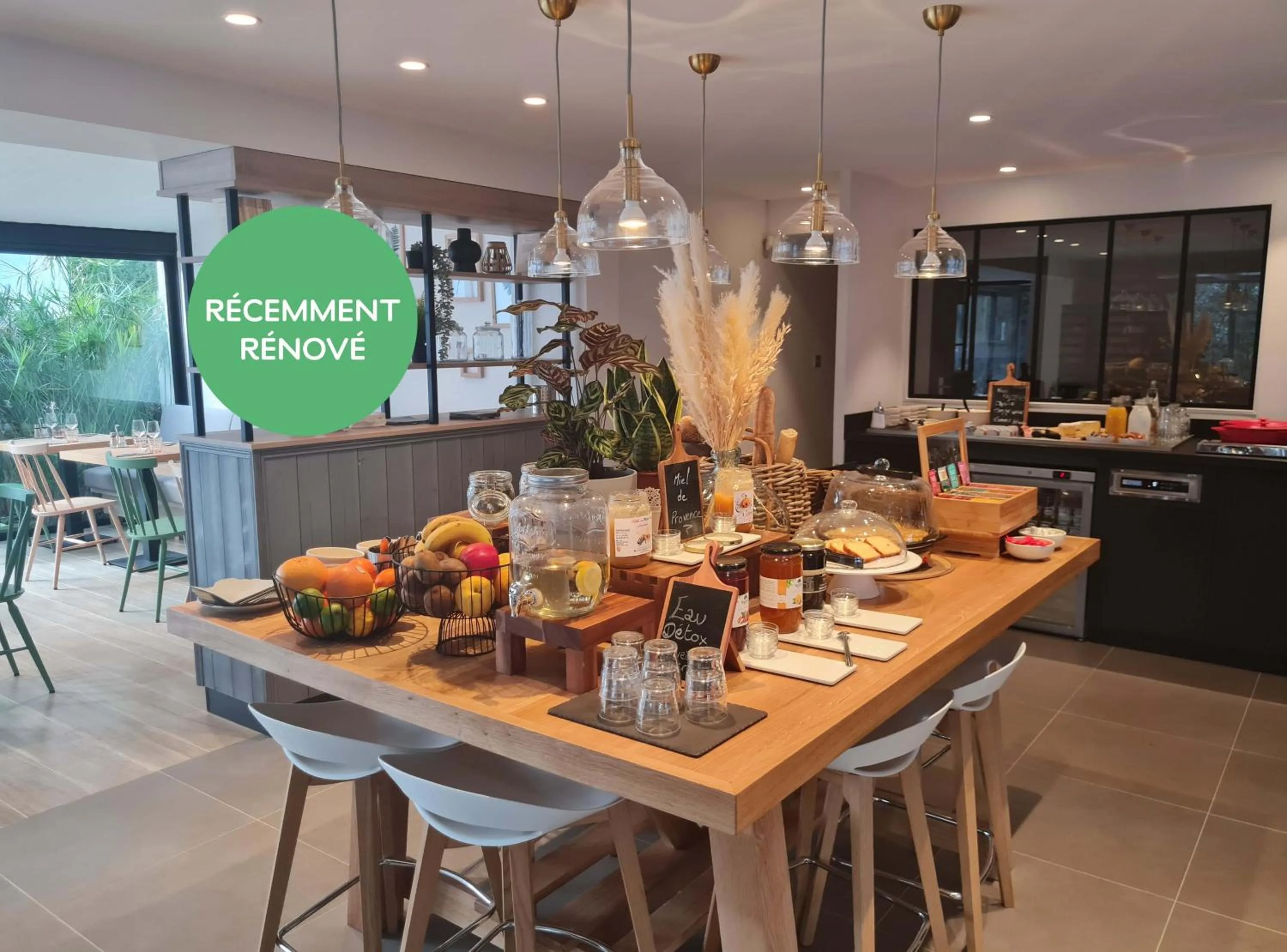 Restaurant/places to eat in Campanile Orange Centre sortie 21 sur A7 A9