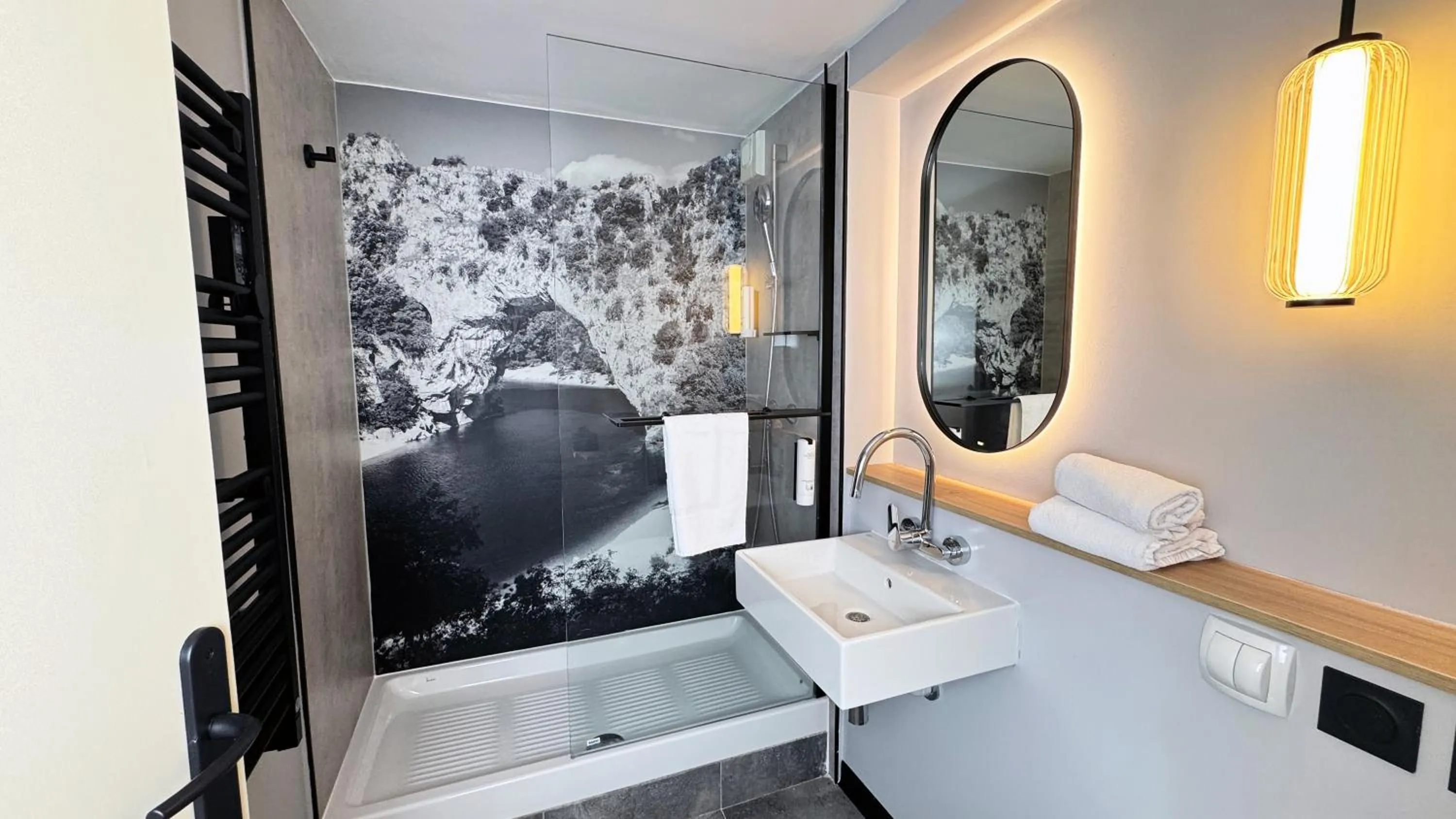 Shower in Campanile Orange Centre sortie 21 sur A7 A9