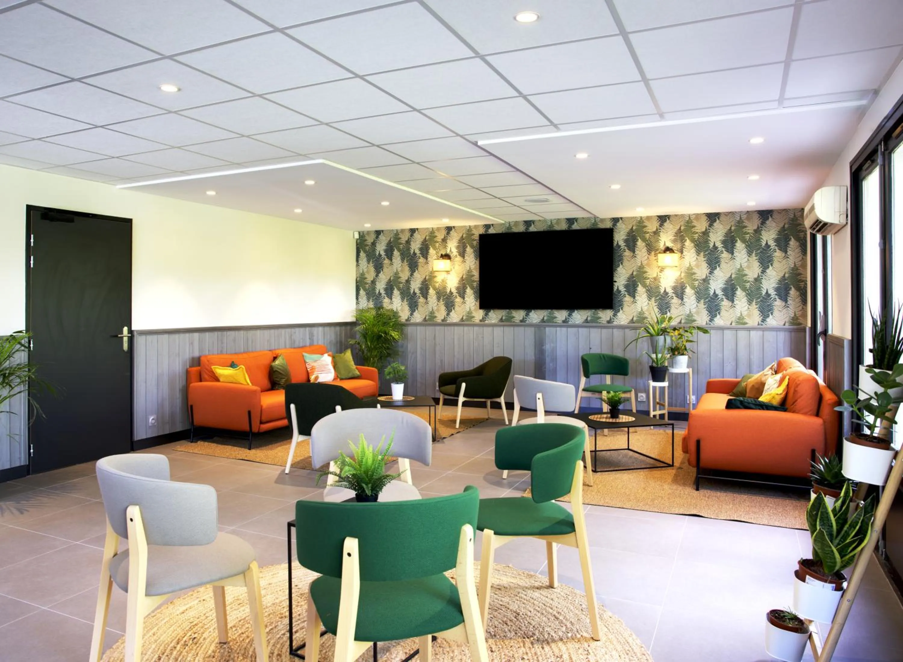 Communal lounge/ TV room in Campanile Orange Centre sortie 21 sur A7 A9