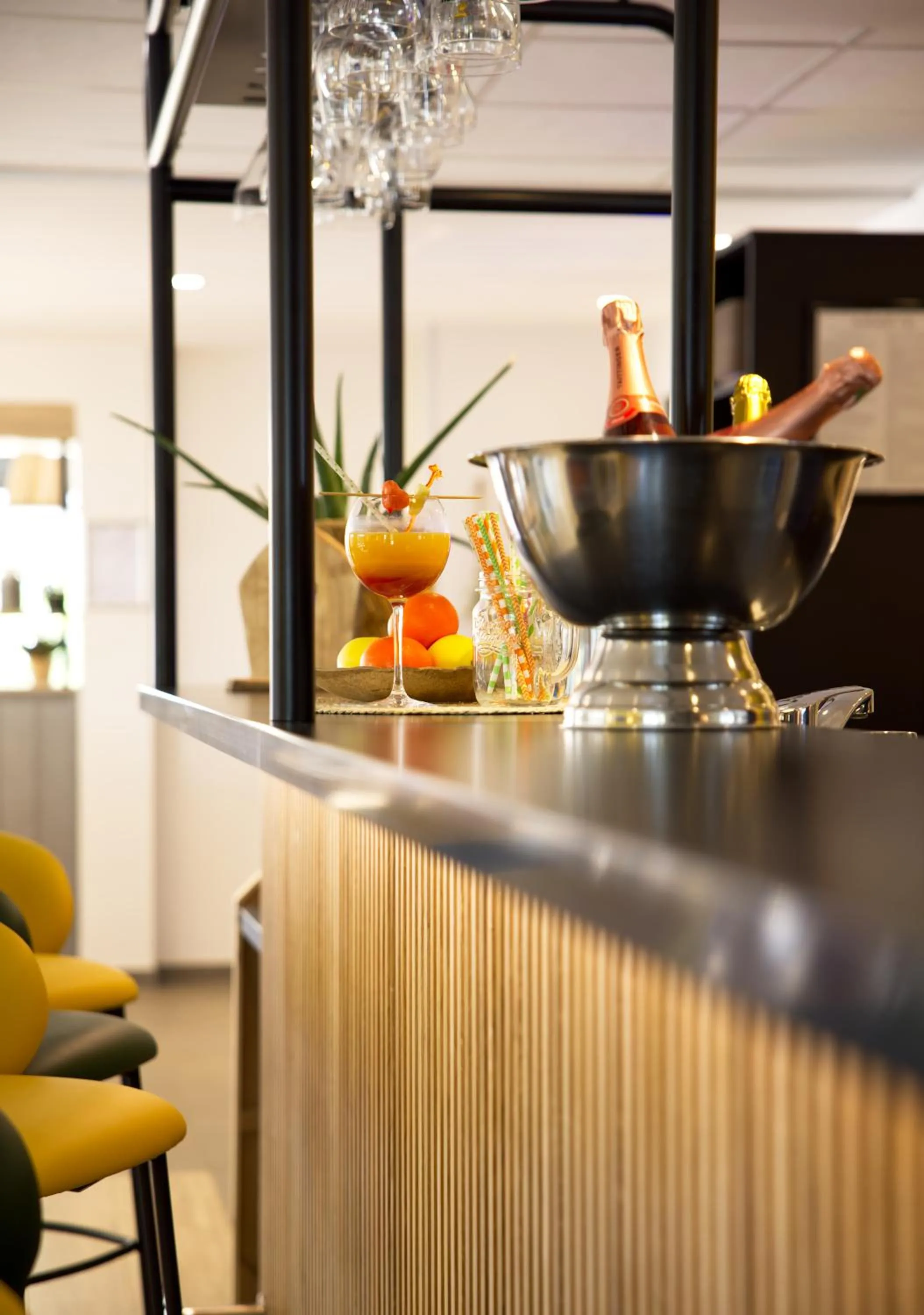 Lounge or bar in Campanile Orange Centre sortie 21 sur A7 A9