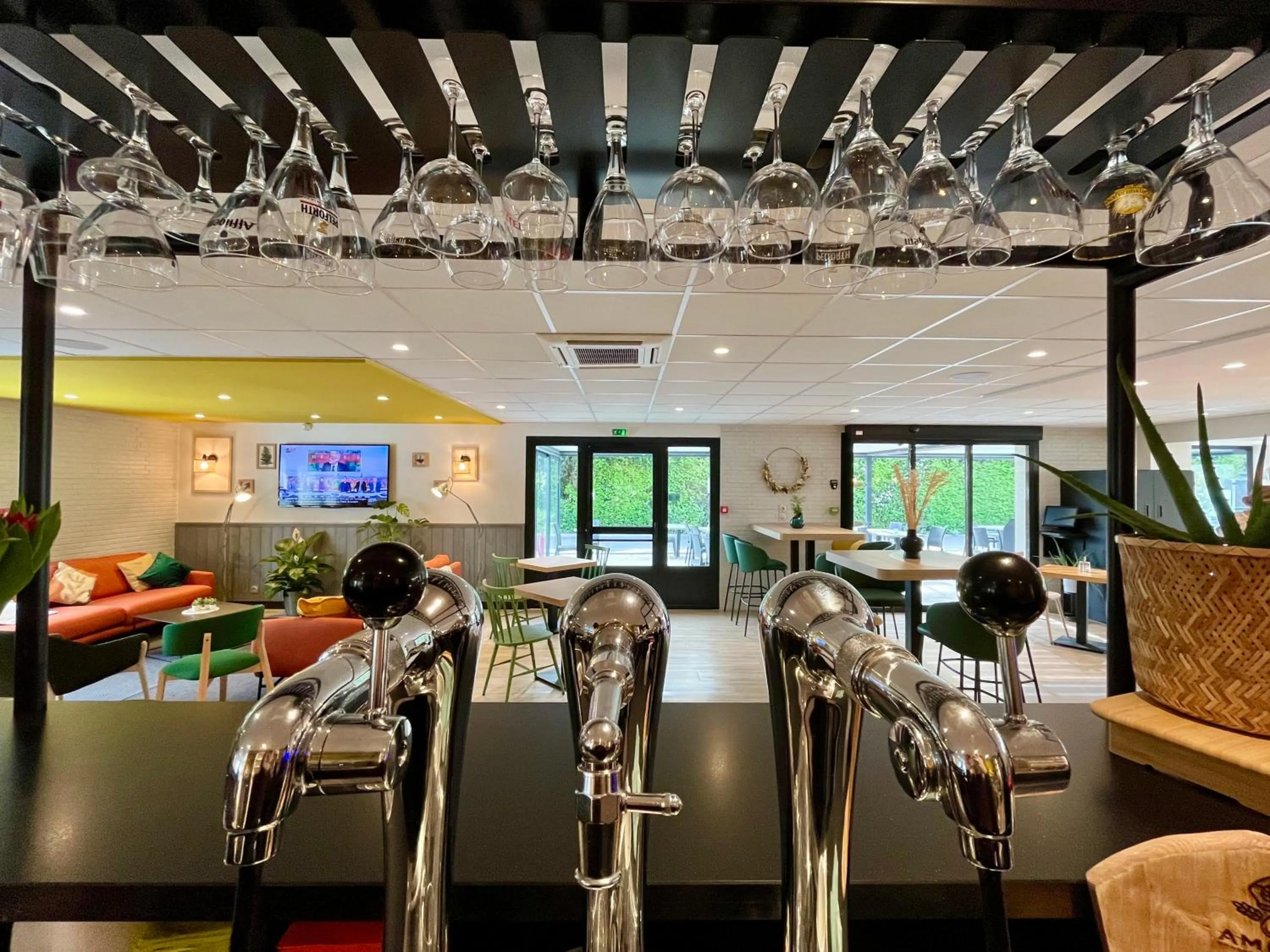 Communal lounge/ TV room in Campanile Orange Centre sortie 21 sur A7 A9