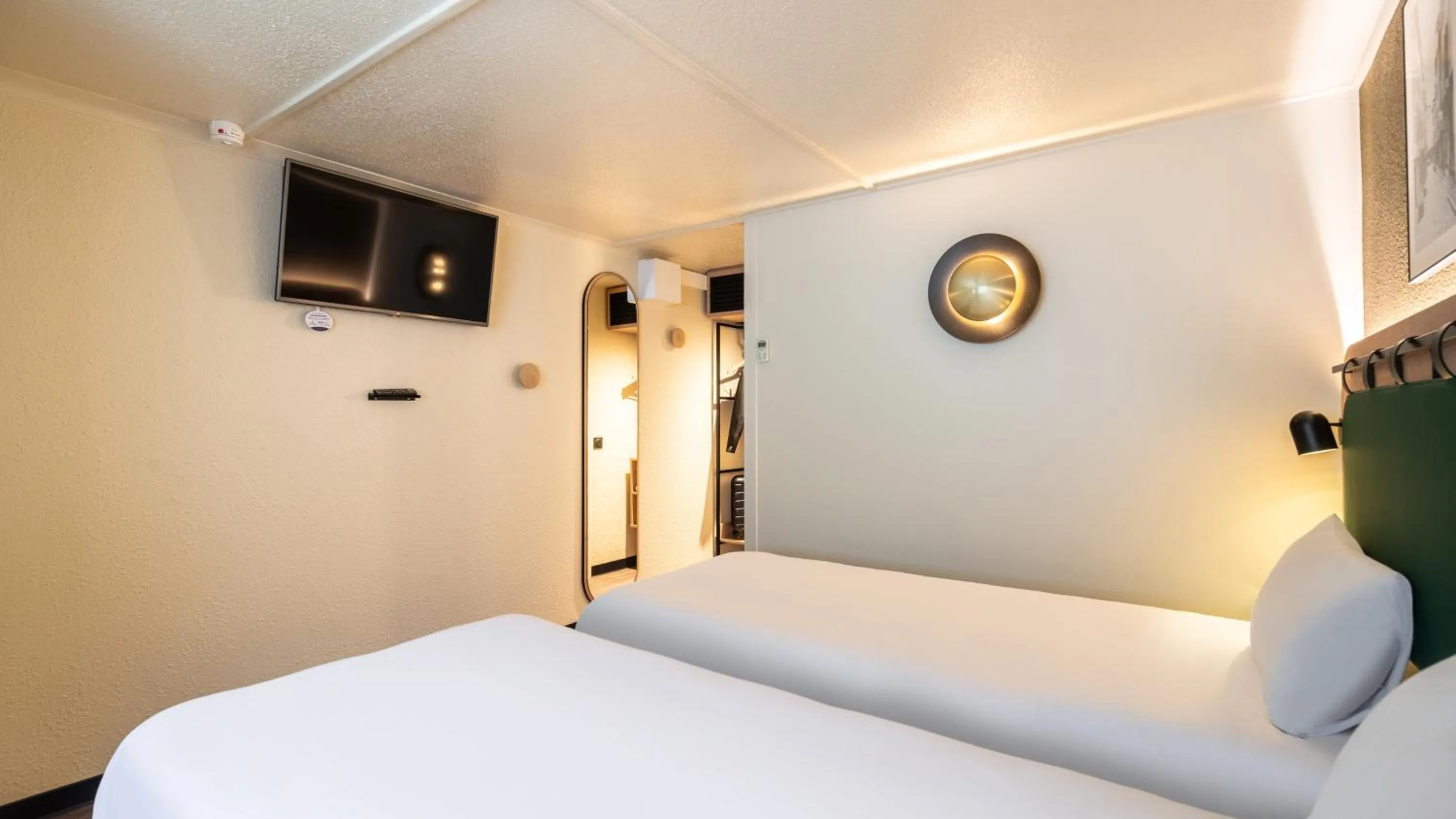 Bed in Campanile Orange Centre sortie 21 sur A7 A9