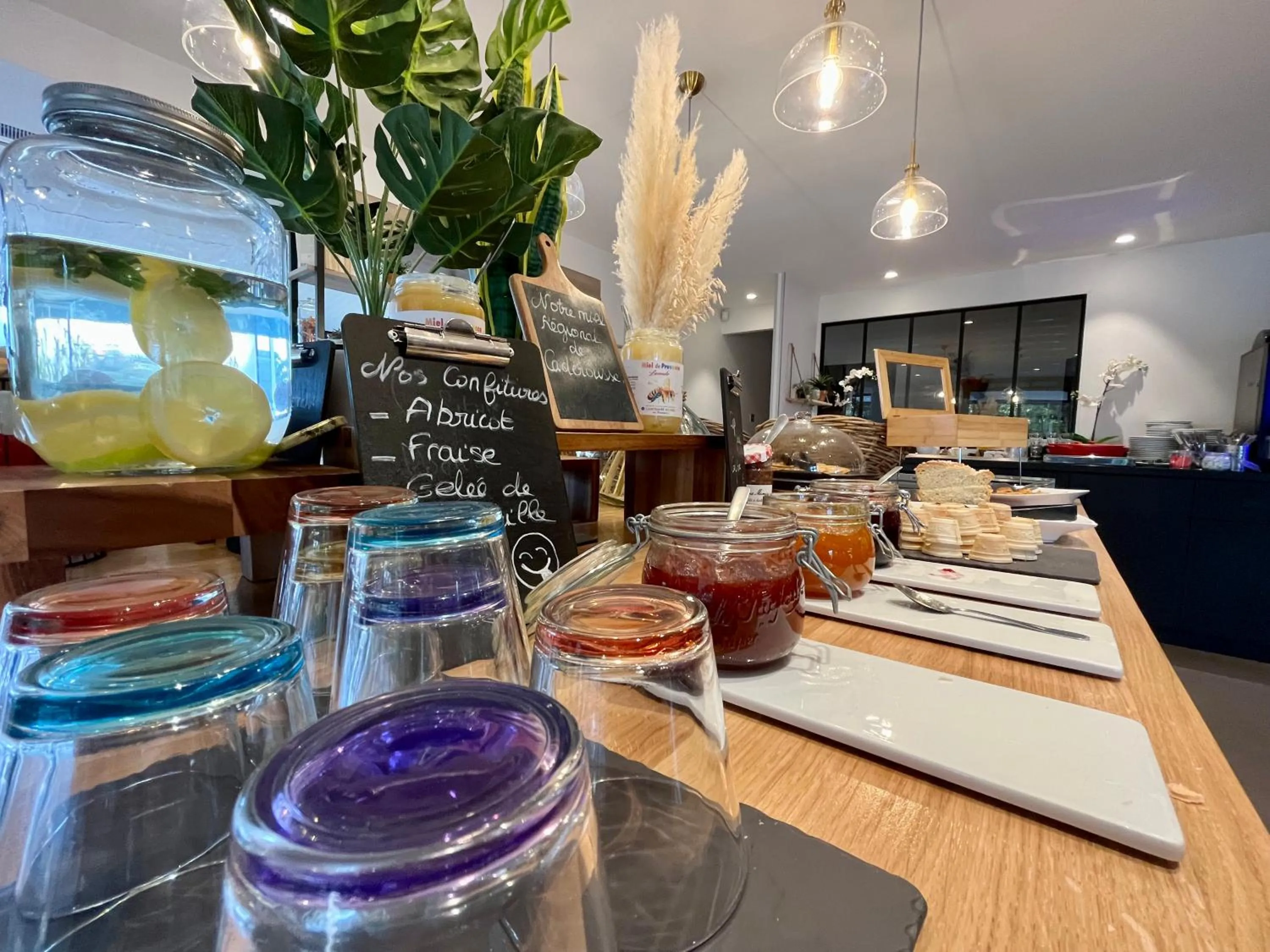 Food and drinks in Campanile Orange Centre sortie 21 sur A7 A9