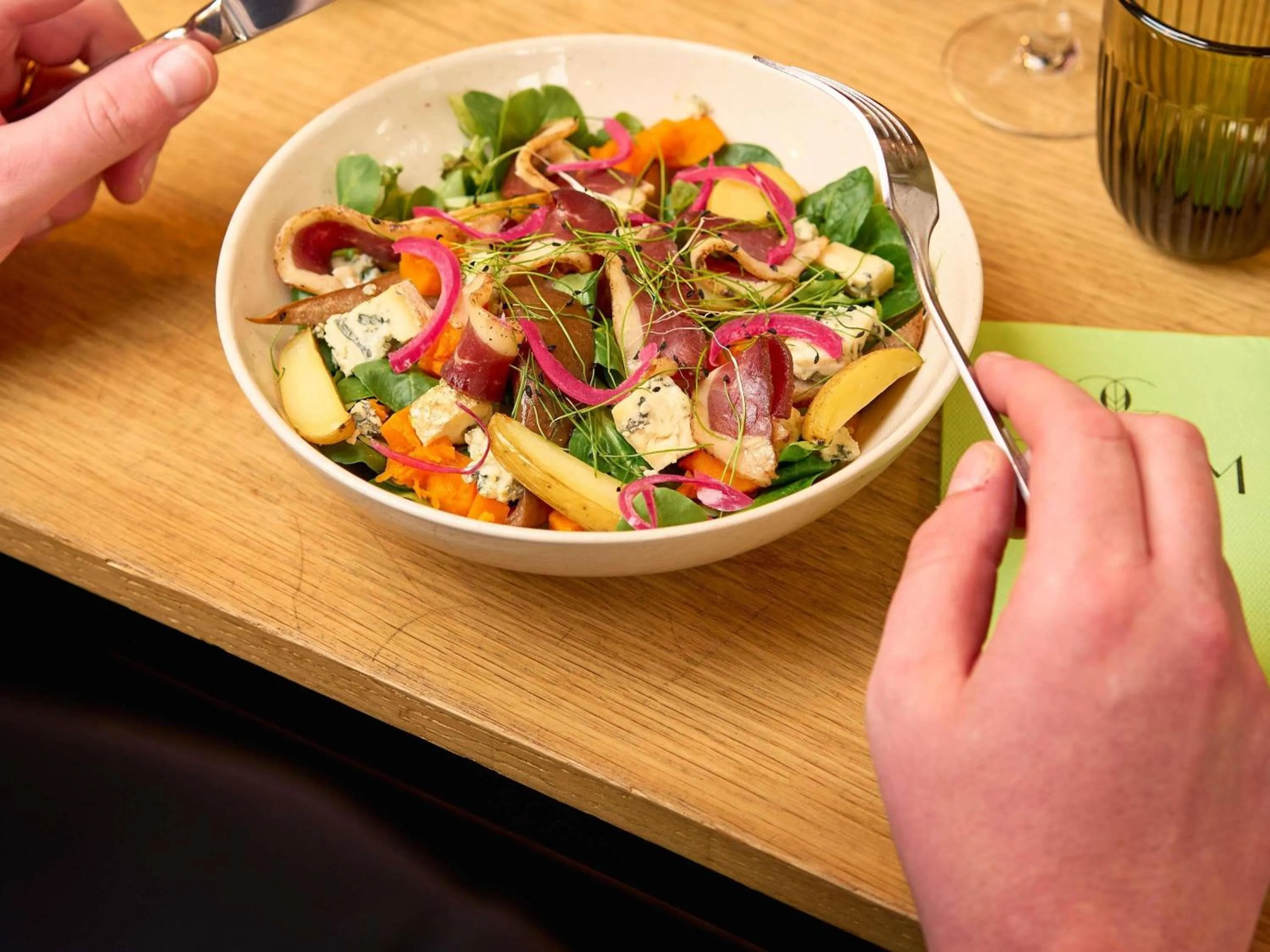 Restaurant/places to eat in Novotel Paris La Defense Esplanade