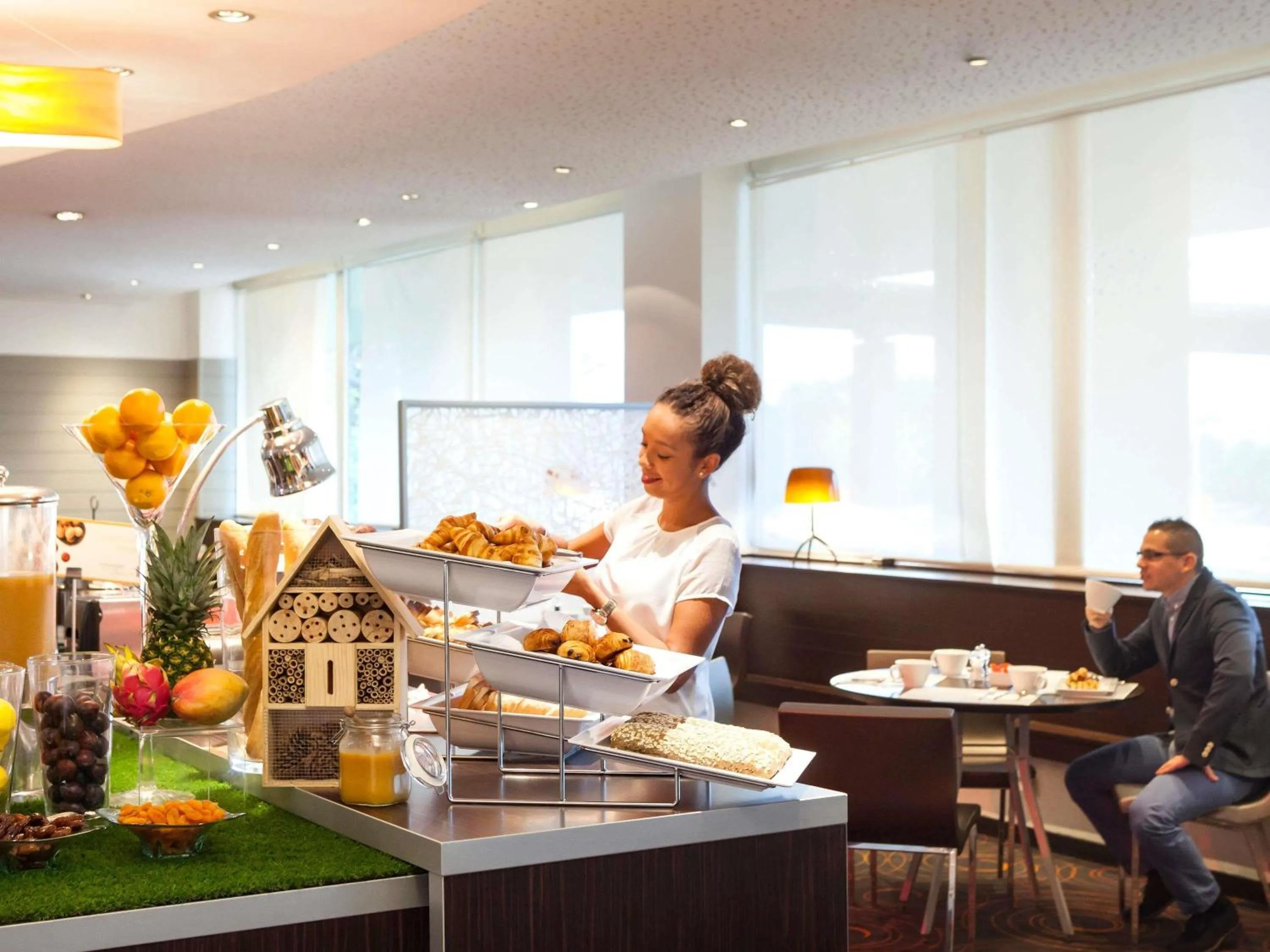 Restaurant/places to eat in Novotel Paris La Defense Esplanade