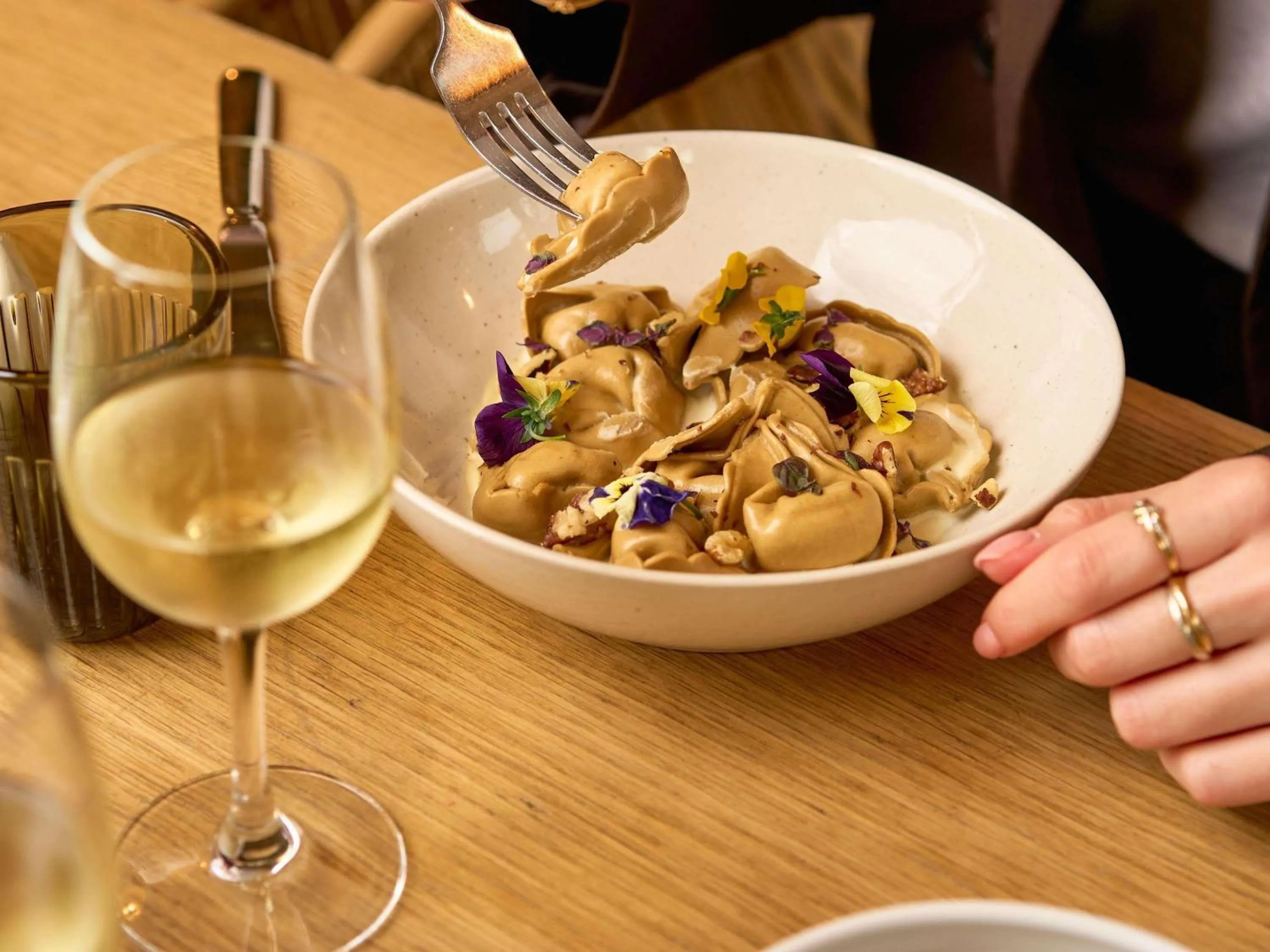 Restaurant/places to eat in Novotel Paris La Defense Esplanade