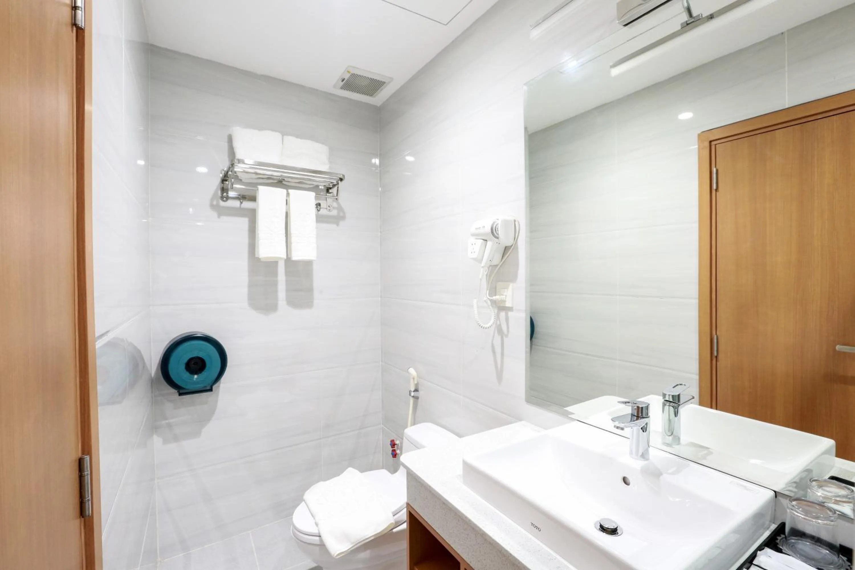 Toilet in Prague Saigon Airport Hotel