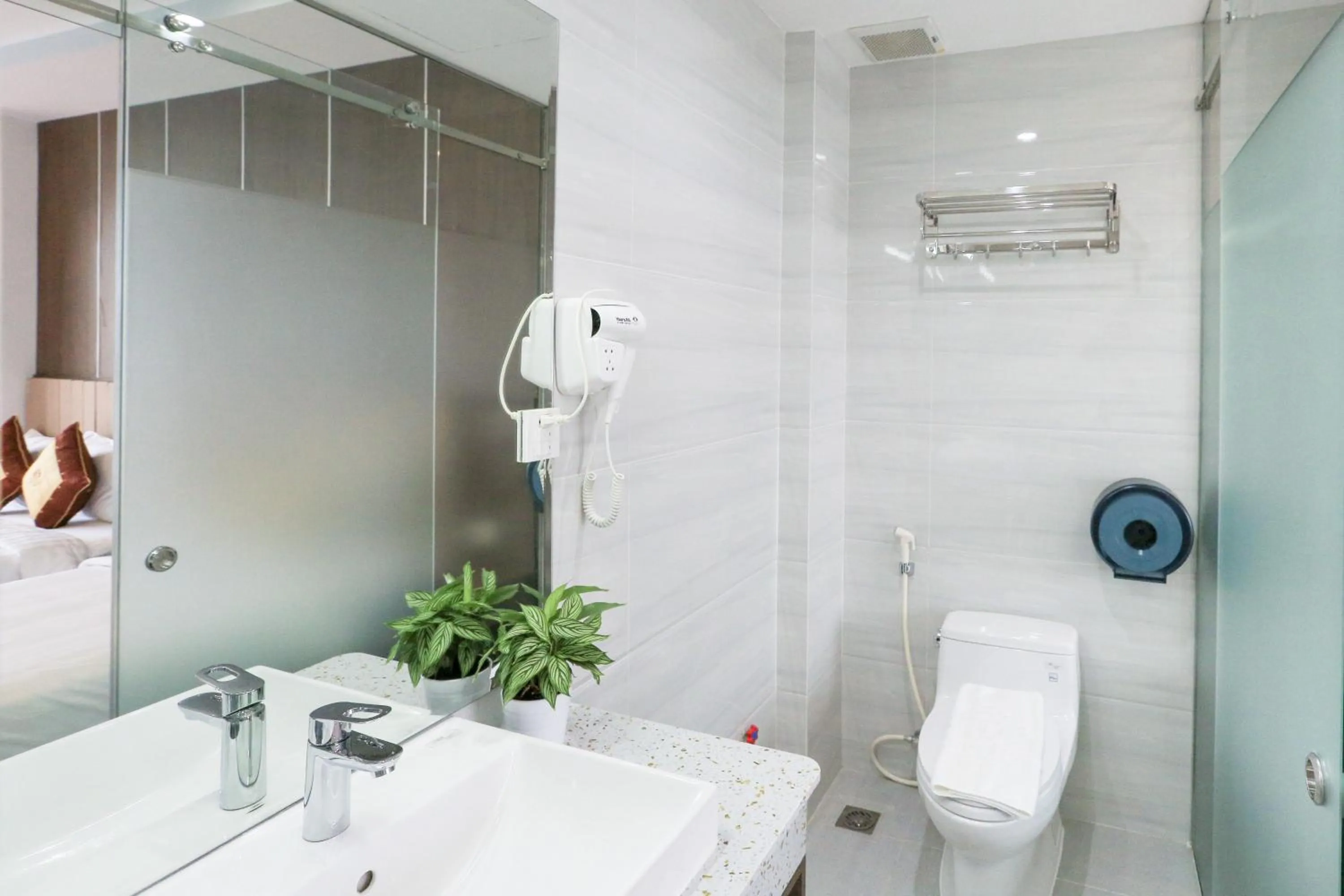 Toilet in Prague Saigon Airport Hotel