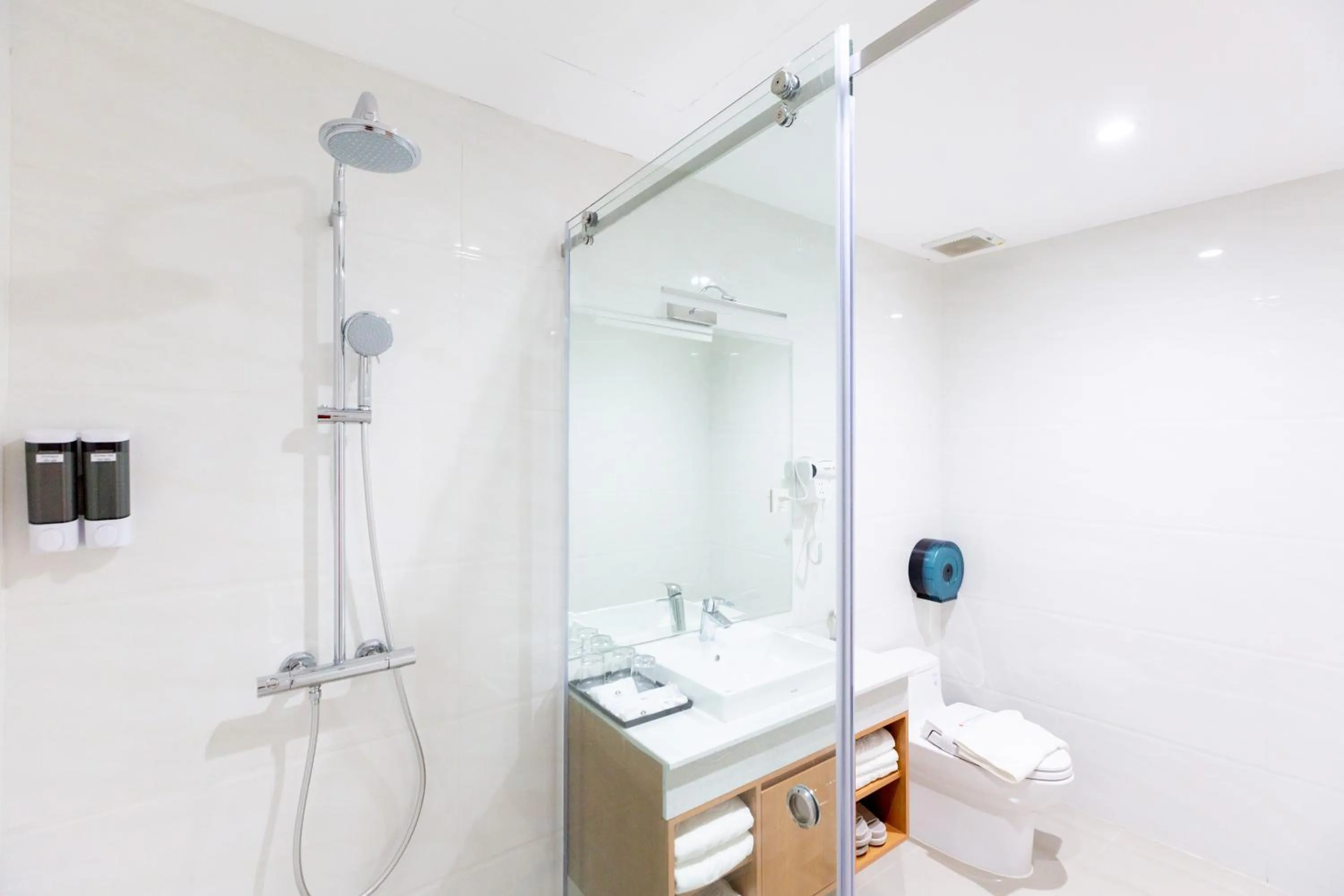 Bathroom in Prague Saigon Airport Hotel