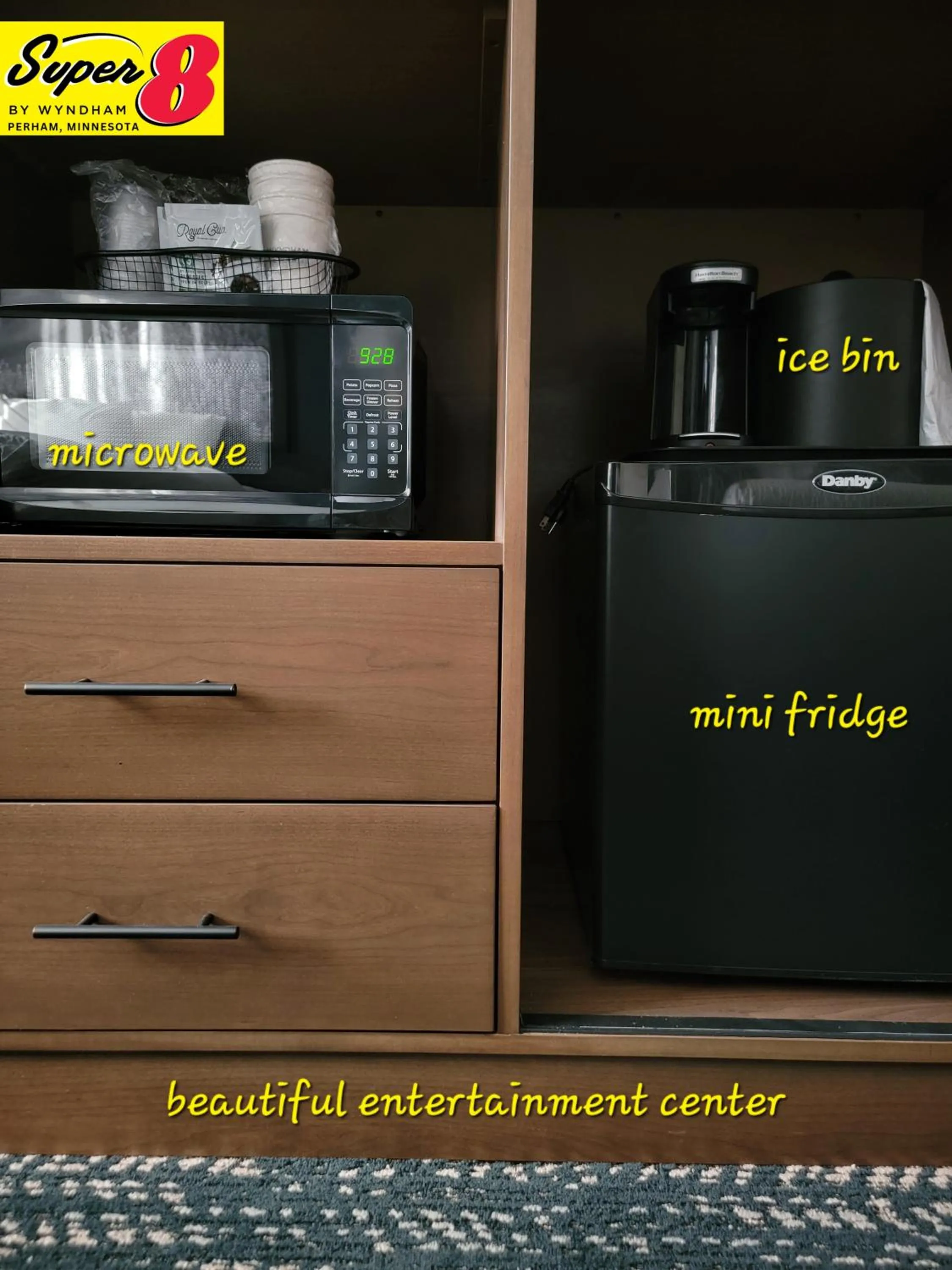 microwave in Super 8 by Wyndham Perham