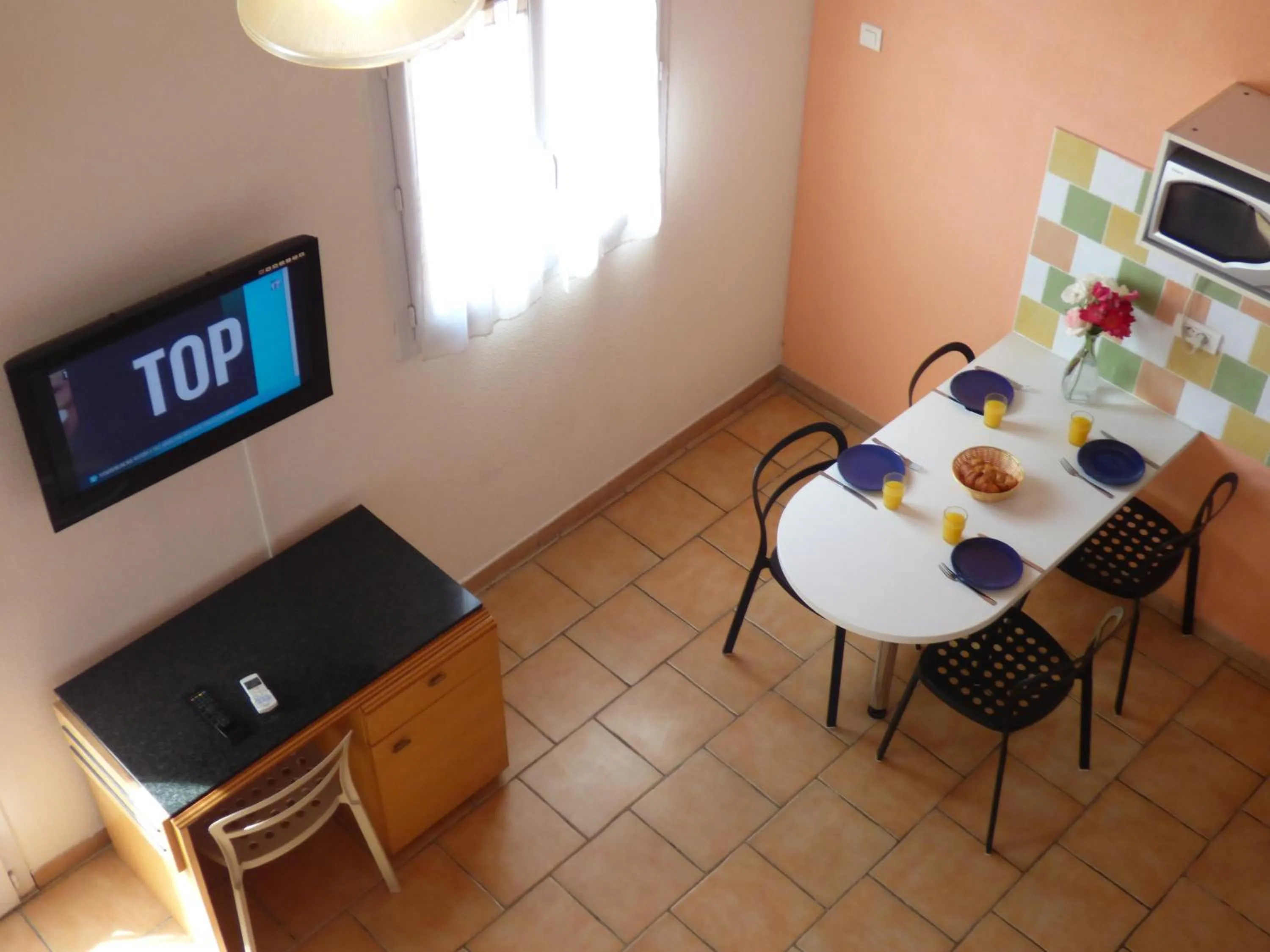 Dining area in Appart'Hotel Festival Sud Suites - Avignon TGV