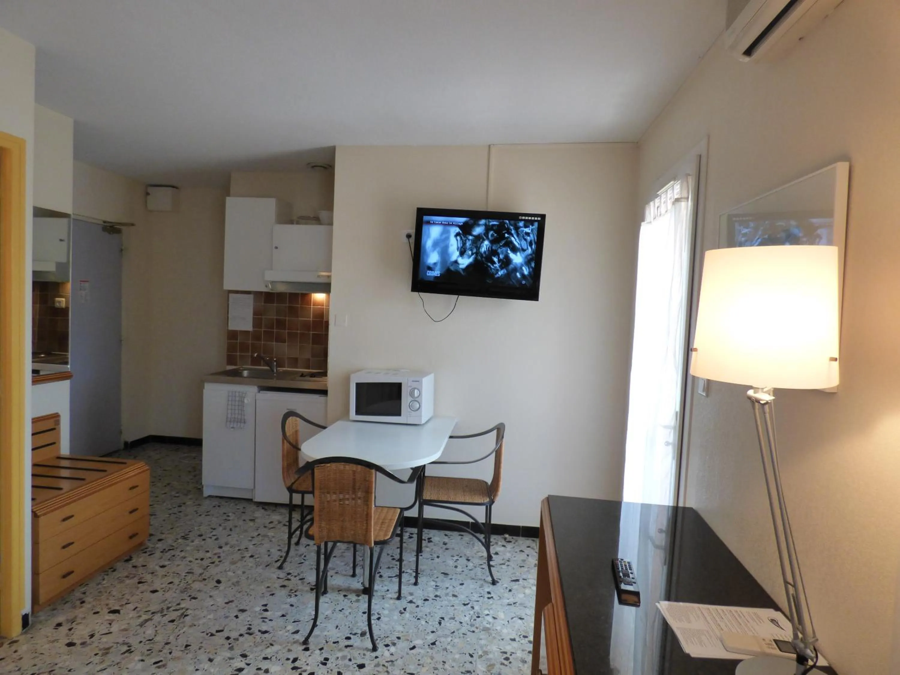 Kitchen or kitchenette in Appart'Hotel Festival Sud Suites - Avignon TGV