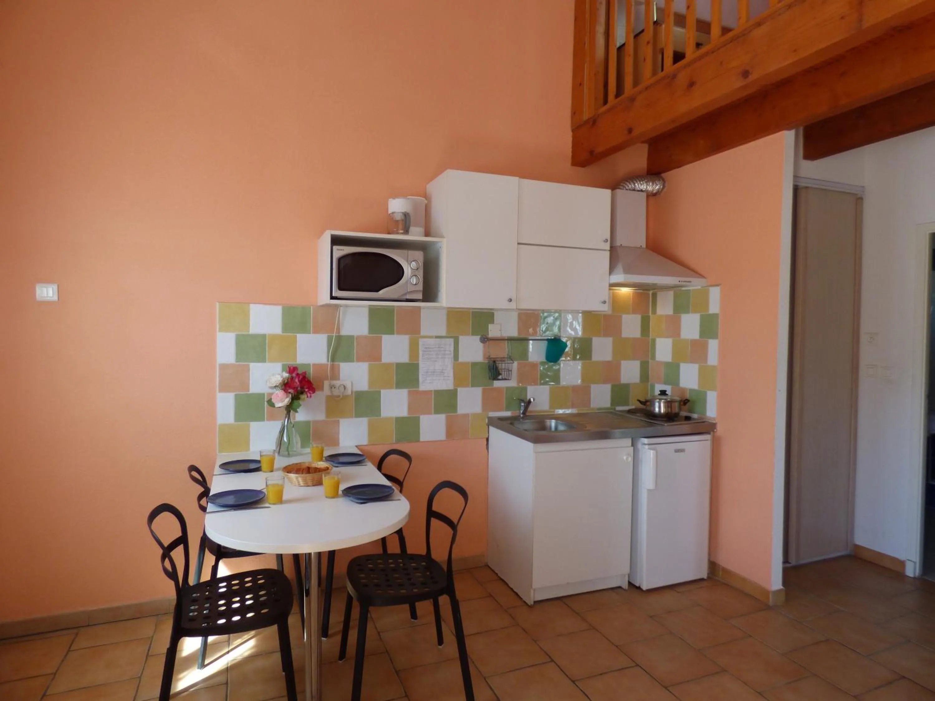 Dining area in Appart'Hotel Festival Sud Suites - Avignon TGV