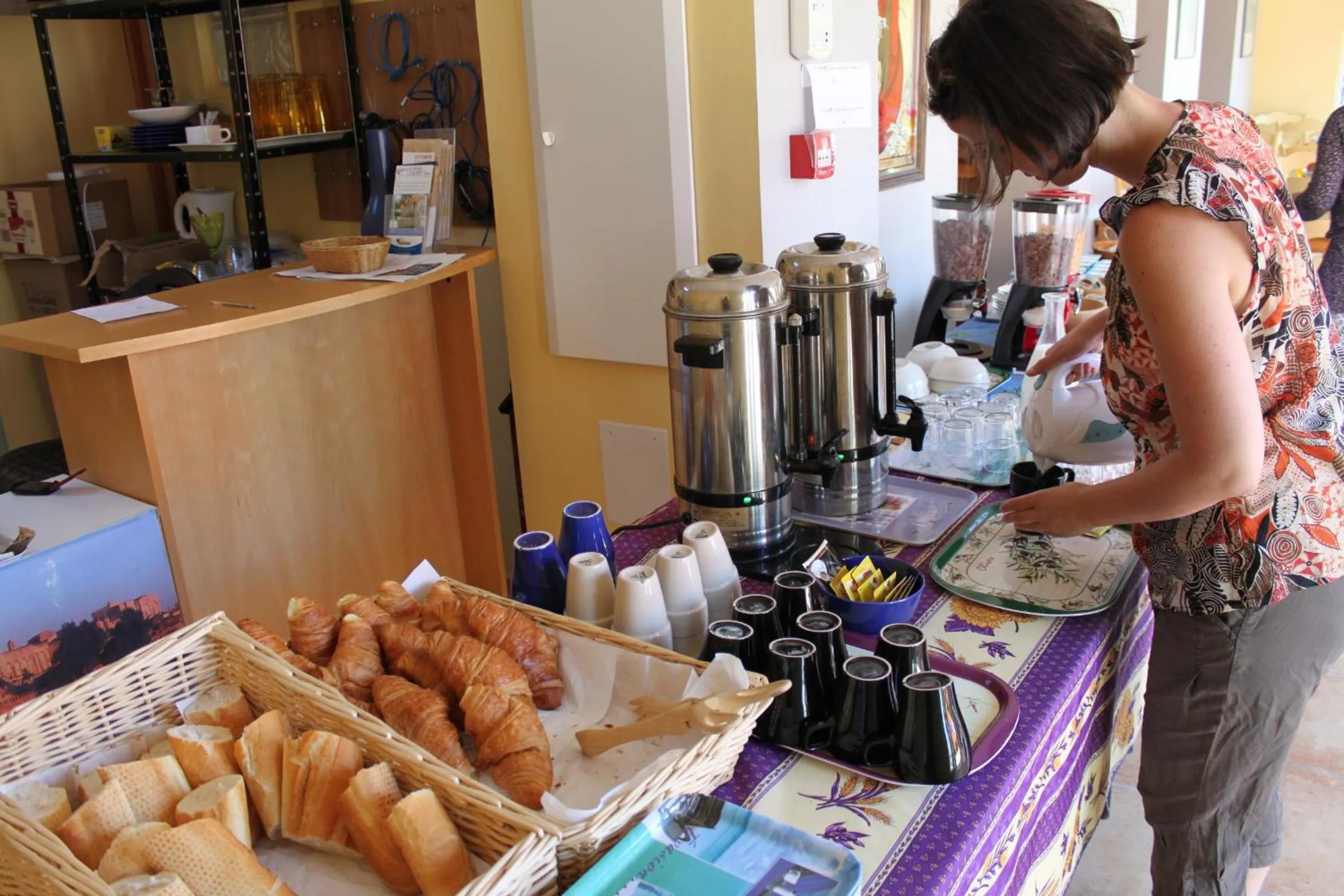 Breakfast in Appart'Hotel Festival Sud Suites - Avignon TGV