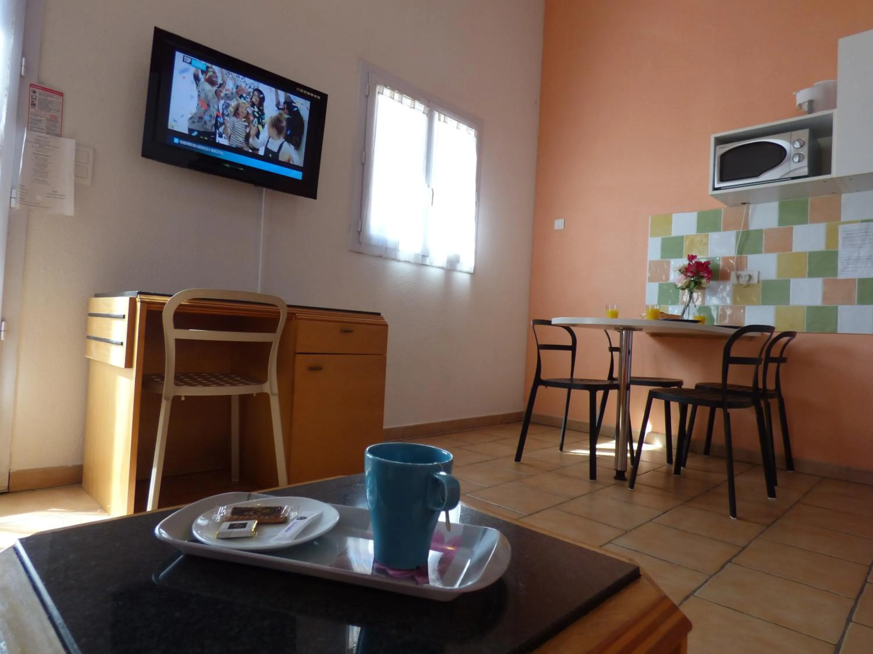Dining area in Appart'Hotel Festival Sud Suites - Avignon TGV