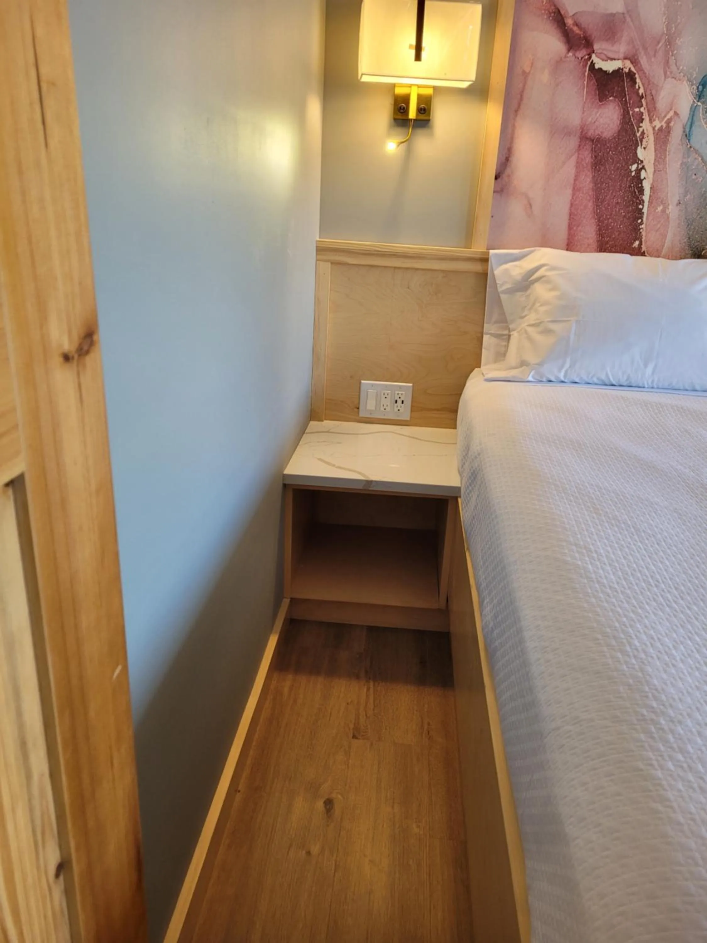 Bed in Greenview Inn Riverhead