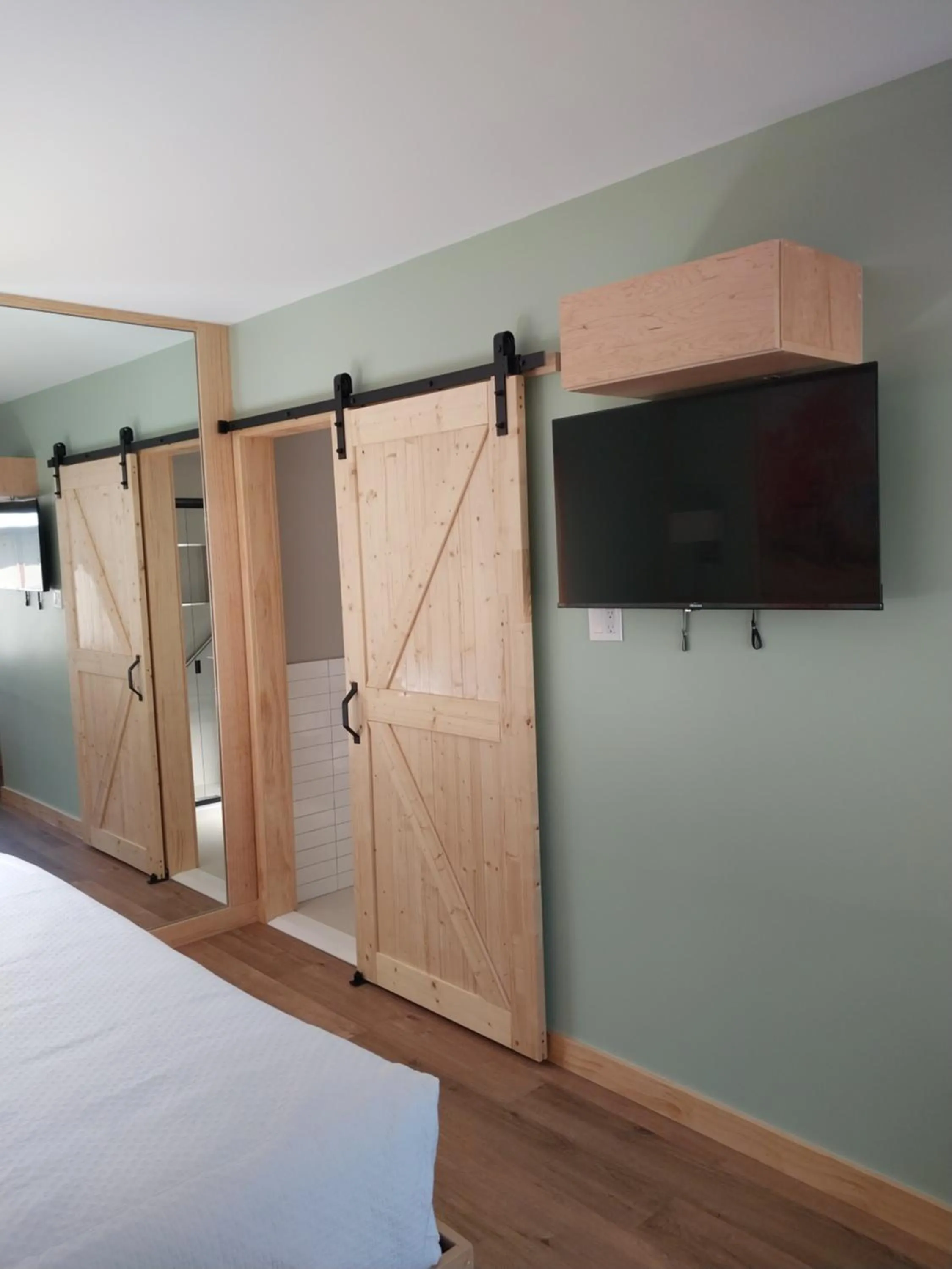 Bed in Greenview Inn Riverhead