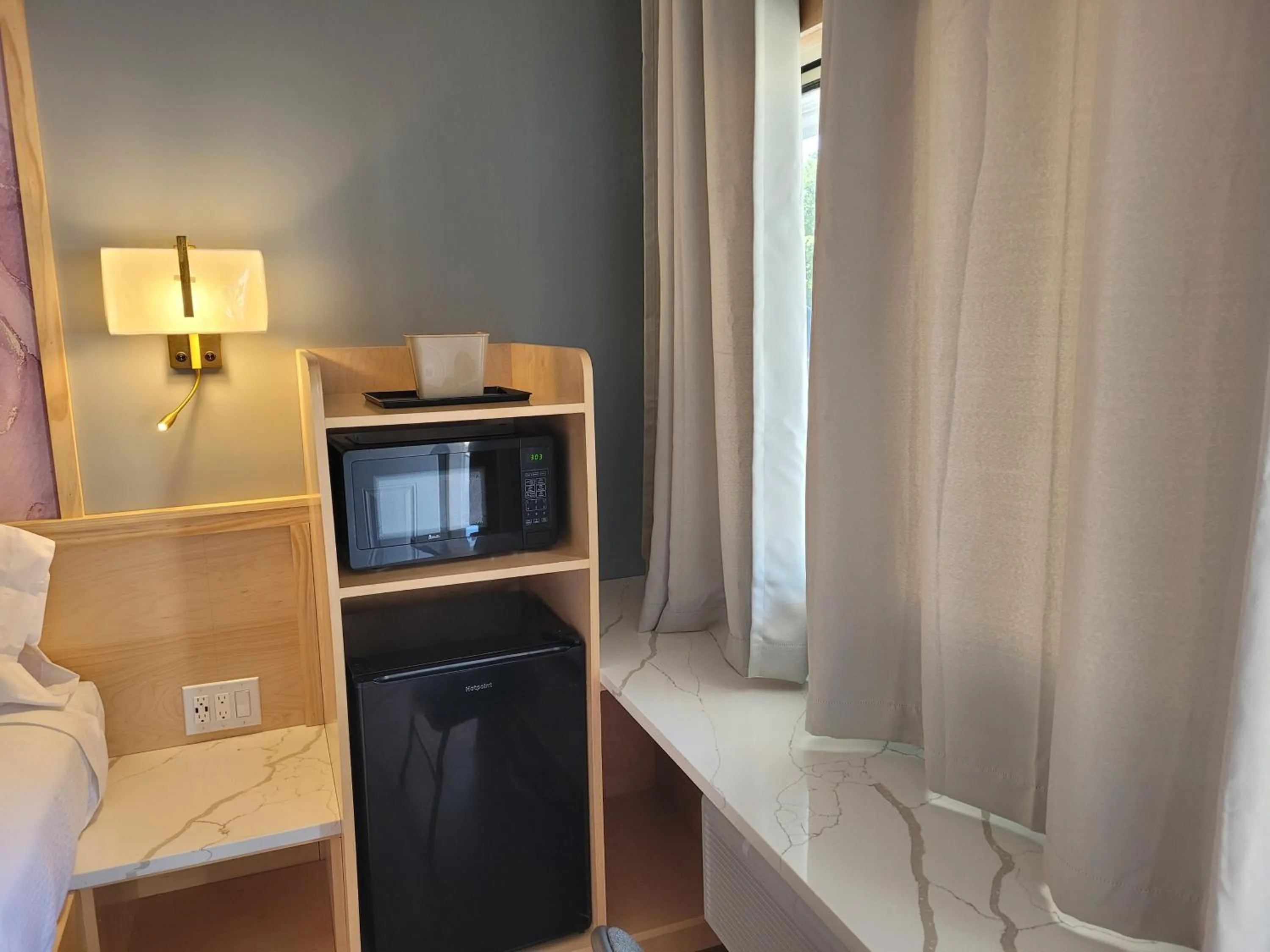 Bed in Greenview Inn Riverhead