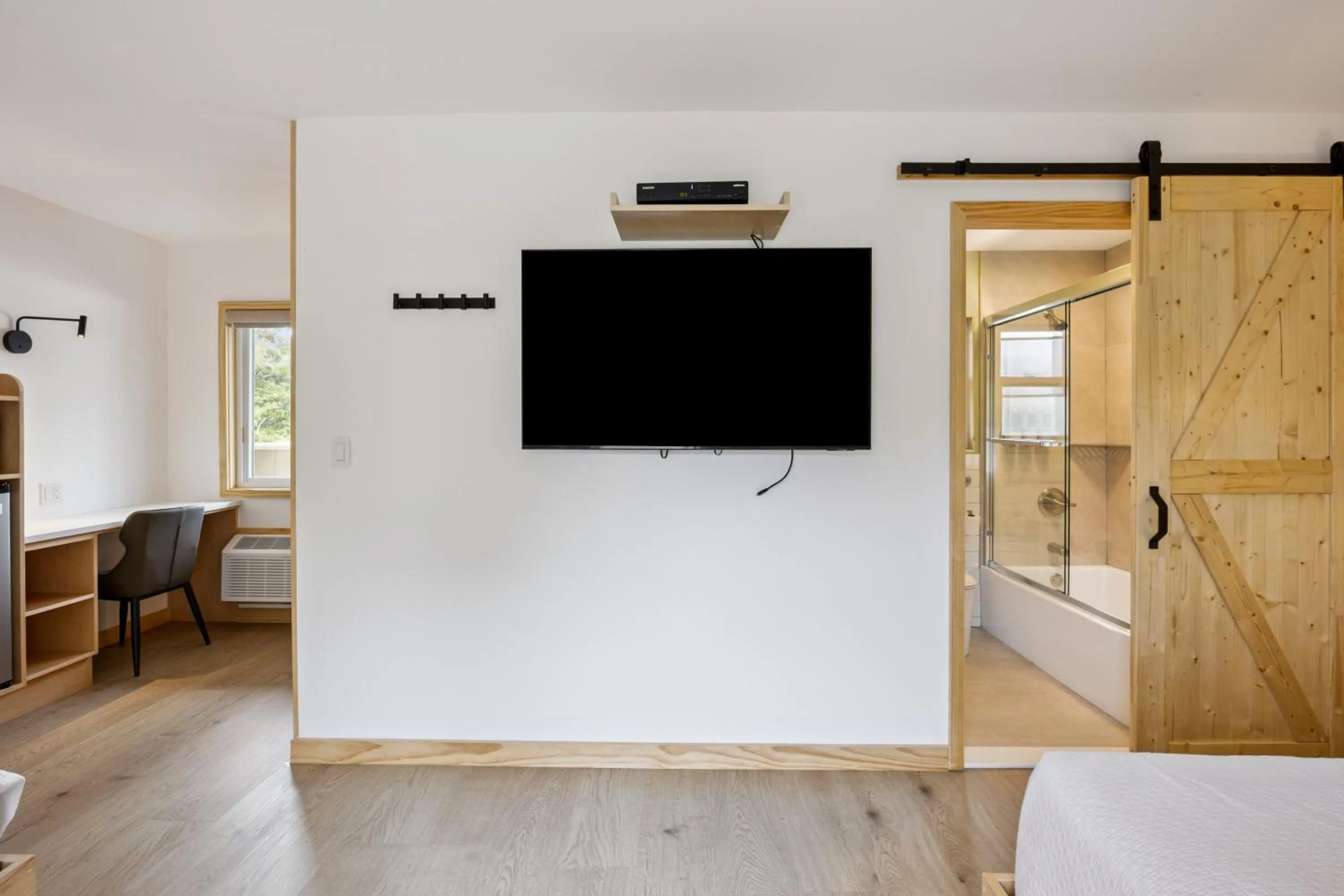 Bed in Greenview Inn Riverhead